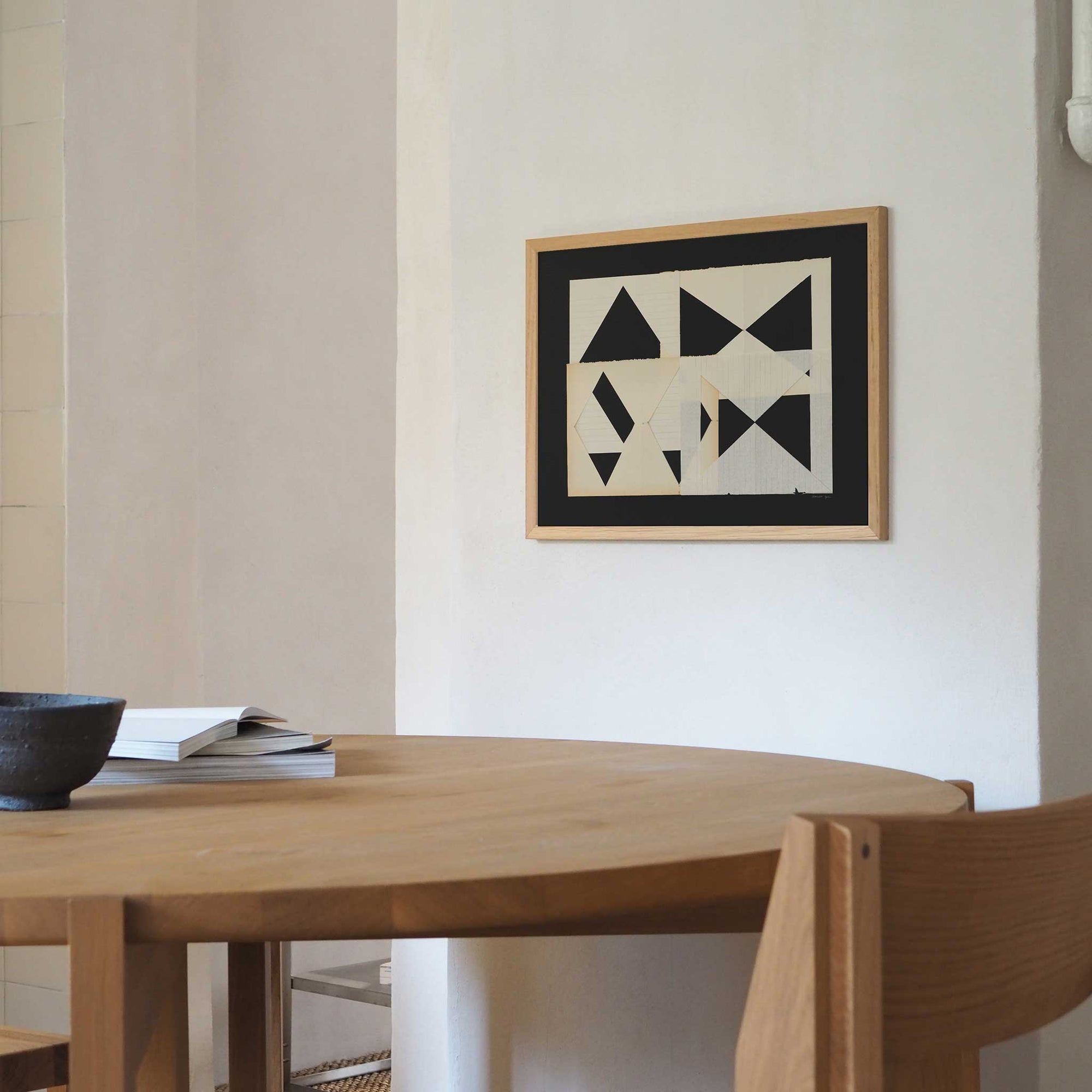 Atelier Cph（アトリエ・シーピーエイチ）は、デンマーク・コペンハーゲンを拠点とするデザインスタジオ兼アートブランドです。ミニマルで構築的なビジュアルを特徴とし、抽象アートやコラージュを中心としたアートポスターを多数手がけています。北欧デザインらしい洗練された感性とバランスの取れた構成美が魅力で、リビング、寝室、書斎、オフィスなど、あらゆる空間に調和と静けさをもたらします。幾何学的なモチーフを用いたアートは、ギャラリーウォールやモダンインテリアのアクセントにも最適。高品質な紙と印刷による仕上がりで、インテリアとしての完成度も高く評価されています。北欧アートポスター、現代アート、ミニマルデザイン、韓国インテリアなど、幅広いスタイルにマッチするスタイリッシュなアートを探している方におすすめです。