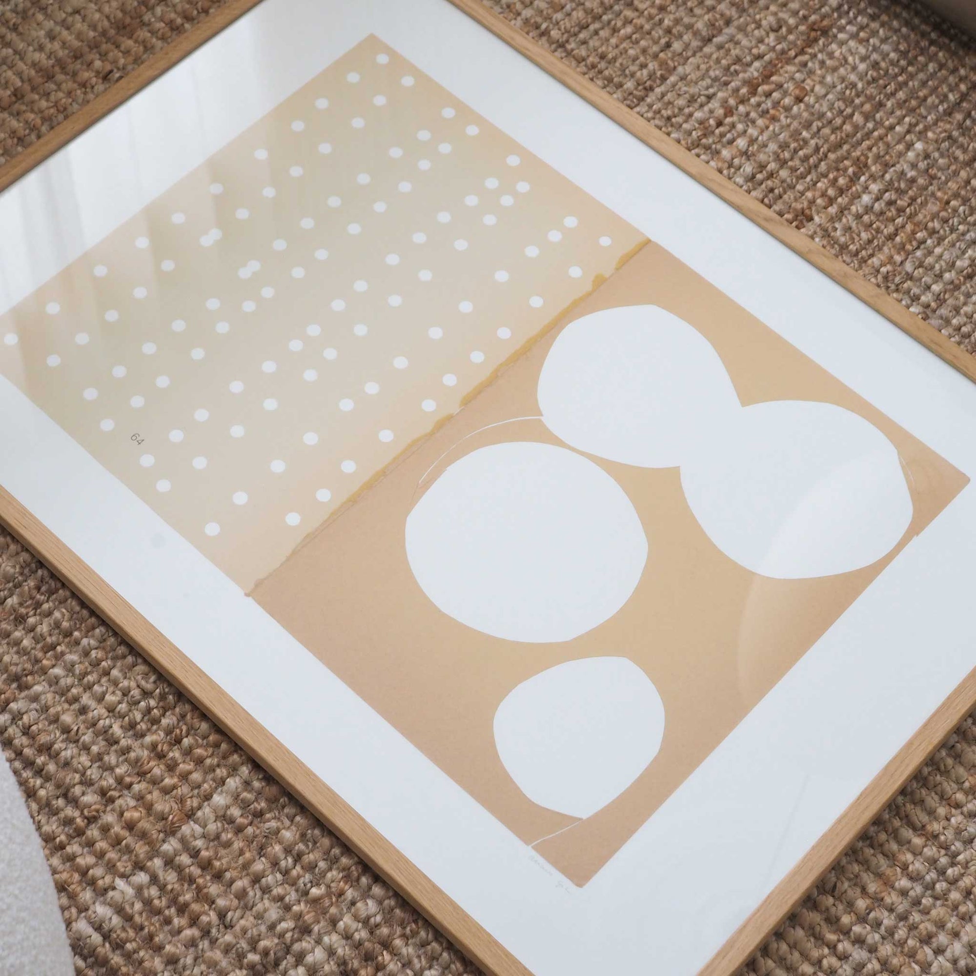 Atelier Cph（アトリエ・シーピーエイチ）は、デンマーク・コペンハーゲンを拠点とするデザインスタジオ兼アートブランドです。ミニマルで構築的なビジュアルを特徴とし、抽象アートやコラージュを中心としたアートポスターを多数手がけています。北欧デザインらしい洗練された感性とバランスの取れた構成美が魅力で、リビング、寝室、書斎、オフィスなど、あらゆる空間に調和と静けさをもたらします。幾何学的なモチーフを用いたアートは、ギャラリーウォールやモダンインテリアのアクセントにも最適。高品質な紙と印刷による仕上がりで、インテリアとしての完成度も高く評価されています。北欧アートポスター、現代アート、ミニマルデザイン、韓国インテリアなど、幅広いスタイルにマッチするスタイリッシュなアートを探している方におすすめです。