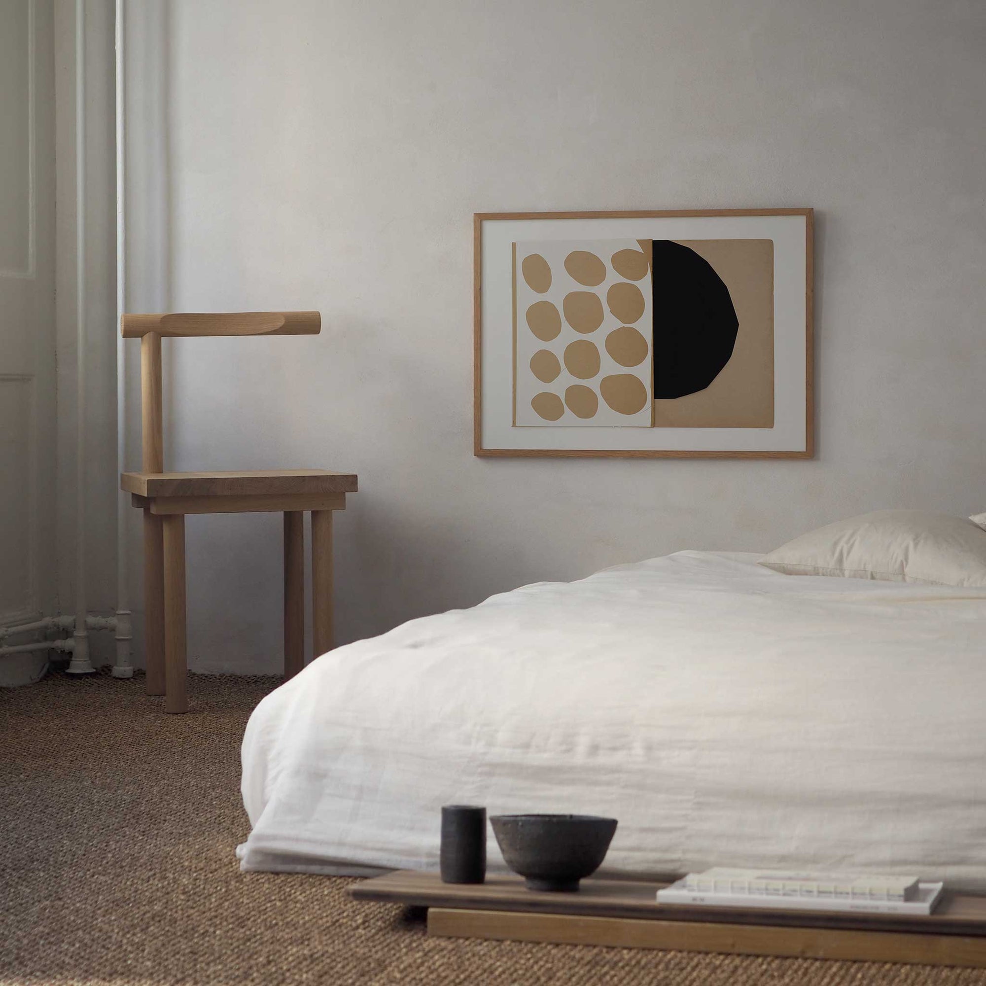 Atelier Cph（アトリエ・シーピーエイチ）は、デンマーク・コペンハーゲンを拠点とするデザインスタジオ兼アートブランドです。ミニマルで構築的なビジュアルを特徴とし、抽象アートやコラージュを中心としたアートポスターを多数手がけています。北欧デザインらしい洗練された感性とバランスの取れた構成美が魅力で、リビング、寝室、書斎、オフィスなど、あらゆる空間に調和と静けさをもたらします。幾何学的なモチーフを用いたアートは、ギャラリーウォールやモダンインテリアのアクセントにも最適。高品質な紙と印刷による仕上がりで、インテリアとしての完成度も高く評価されています。北欧アートポスター、現代アート、ミニマルデザイン、韓国インテリアなど、幅広いスタイルにマッチするスタイリッシュなアートを探している方におすすめです。