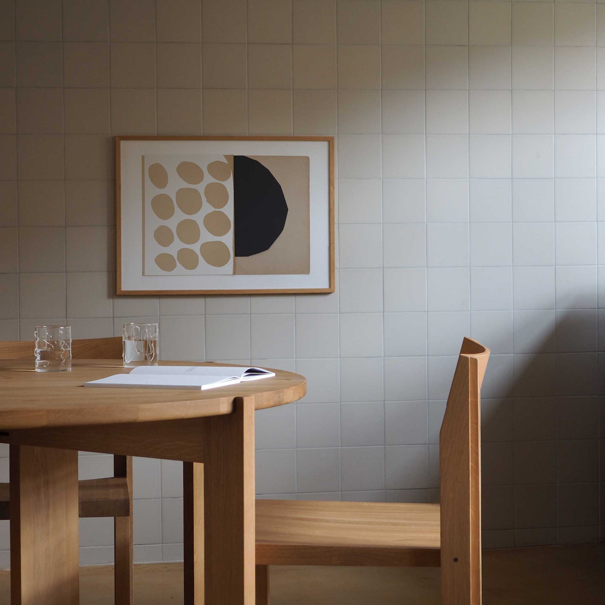 Atelier Cph（アトリエ・シーピーエイチ）は、デンマーク・コペンハーゲンを拠点とするデザインスタジオ兼アートブランドです。ミニマルで構築的なビジュアルを特徴とし、抽象アートやコラージュを中心としたアートポスターを多数手がけています。北欧デザインらしい洗練された感性とバランスの取れた構成美が魅力で、リビング、寝室、書斎、オフィスなど、あらゆる空間に調和と静けさをもたらします。幾何学的なモチーフを用いたアートは、ギャラリーウォールやモダンインテリアのアクセントにも最適。高品質な紙と印刷による仕上がりで、インテリアとしての完成度も高く評価されています。北欧アートポスター、現代アート、ミニマルデザイン、韓国インテリアなど、幅広いスタイルにマッチするスタイリッシュなアートを探している方におすすめです。