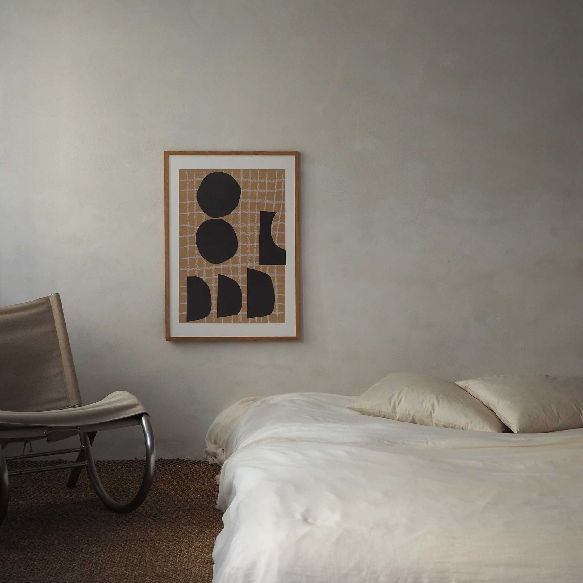 Atelier Cph（アトリエ・シーピーエイチ）は、デンマーク・コペンハーゲンを拠点とするデザインスタジオ兼アートブランドです。ミニマルで構築的なビジュアルを特徴とし、抽象アートやコラージュを中心としたアートポスターを多数手がけています。北欧デザインらしい洗練された感性とバランスの取れた構成美が魅力で、リビング、寝室、書斎、オフィスなど、あらゆる空間に調和と静けさをもたらします。幾何学的なモチーフを用いたアートは、ギャラリーウォールやモダンインテリアのアクセントにも最適。高品質な紙と印刷による仕上がりで、インテリアとしての完成度も高く評価されています。北欧アートポスター、現代アート、ミニマルデザイン、韓国インテリアなど、幅広いスタイルにマッチするスタイリッシュなアートを探している方におすすめです。