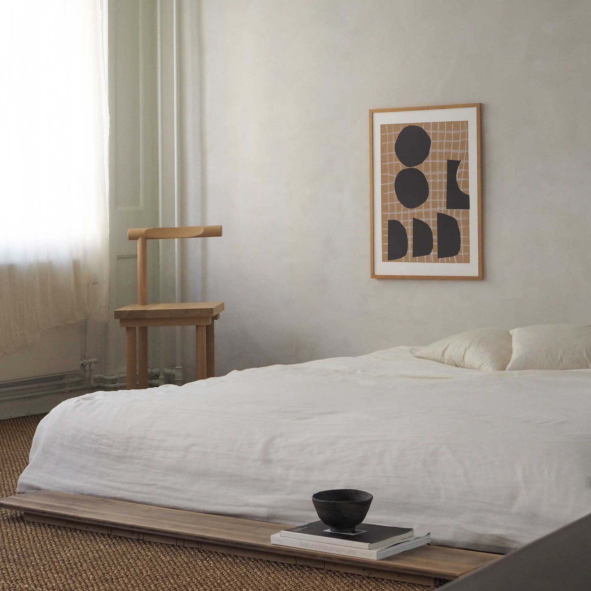 Atelier Cph（アトリエ・シーピーエイチ）は、デンマーク・コペンハーゲンを拠点とするデザインスタジオ兼アートブランドです。ミニマルで構築的なビジュアルを特徴とし、抽象アートやコラージュを中心としたアートポスターを多数手がけています。北欧デザインらしい洗練された感性とバランスの取れた構成美が魅力で、リビング、寝室、書斎、オフィスなど、あらゆる空間に調和と静けさをもたらします。幾何学的なモチーフを用いたアートは、ギャラリーウォールやモダンインテリアのアクセントにも最適。高品質な紙と印刷による仕上がりで、インテリアとしての完成度も高く評価されています。北欧アートポスター、現代アート、ミニマルデザイン、韓国インテリアなど、幅広いスタイルにマッチするスタイリッシュなアートを探している方におすすめです。