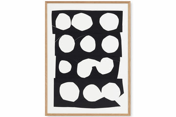 Atelier Cph（アトリエ・シーピーエイチ）は、デンマーク・コペンハーゲンを拠点とするデザインスタジオ兼アートブランドです。ミニマルで構築的なビジュアルを特徴とし、抽象アートやコラージュを中心としたアートポスターを多数手がけています。北欧デザインらしい洗練された感性とバランスの取れた構成美が魅力で、リビング、寝室、書斎、オフィスなど、あらゆる空間に調和と静けさをもたらします。幾何学的なモチーフを用いたアートは、ギャラリーウォールやモダンインテリアのアクセントにも最適。高品質な紙と印刷による仕上がりで、インテリアとしての完成度も高く評価されています。北欧アートポスター、現代アート、ミニマルデザイン、韓国インテリアなど、幅広いスタイルにマッチするスタイリッシュなアートを探している方におすすめです。