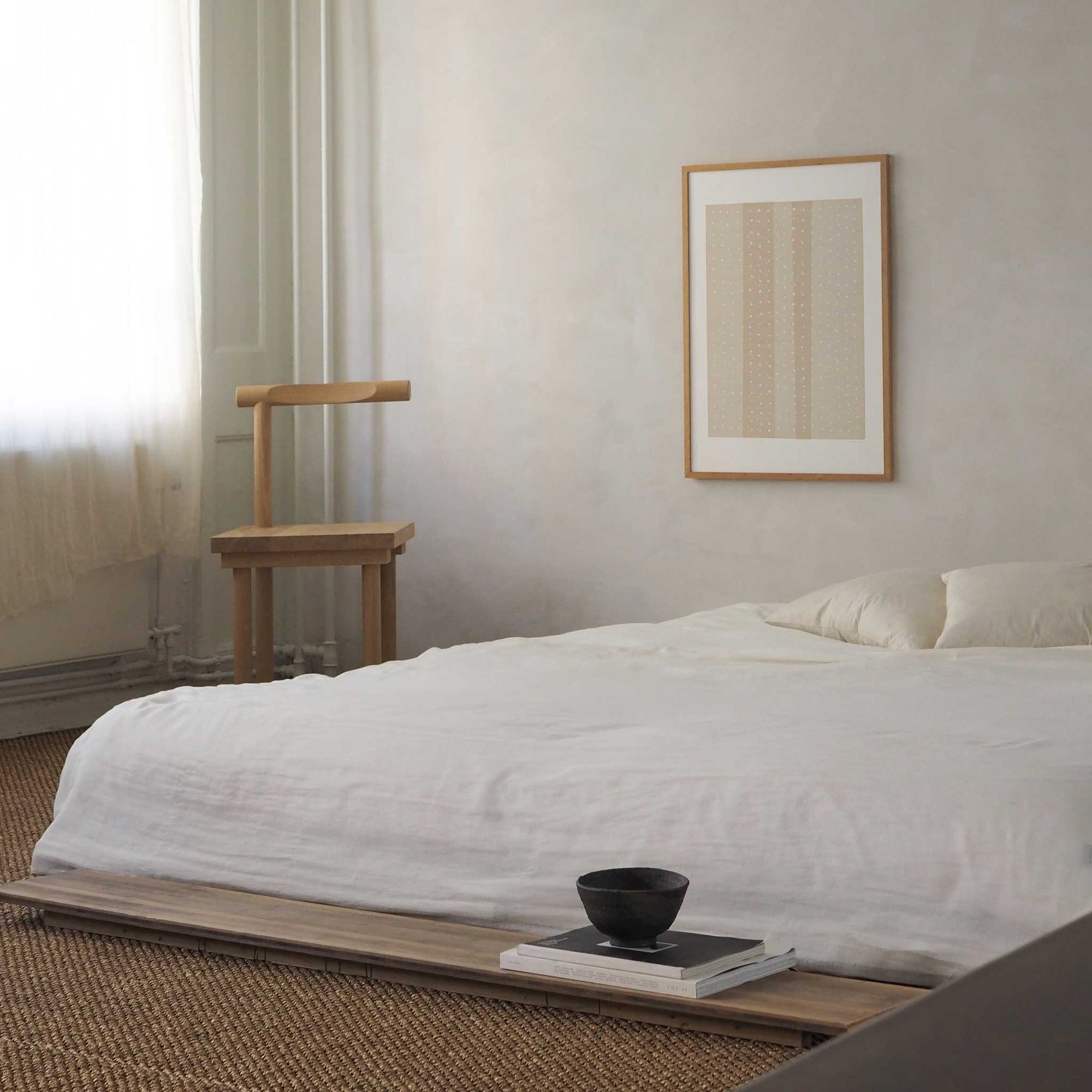 Atelier Cph（アトリエ・シーピーエイチ）は、デンマーク・コペンハーゲンを拠点とするデザインスタジオ兼アートブランドです。ミニマルで構築的なビジュアルを特徴とし、抽象アートやコラージュを中心としたアートポスターを多数手がけています。北欧デザインらしい洗練された感性とバランスの取れた構成美が魅力で、リビング、寝室、書斎、オフィスなど、あらゆる空間に調和と静けさをもたらします。幾何学的なモチーフを用いたアートは、ギャラリーウォールやモダンインテリアのアクセントにも最適。高品質な紙と印刷による仕上がりで、インテリアとしての完成度も高く評価されています。北欧アートポスター、現代アート、ミニマルデザイン、韓国インテリアなど、幅広いスタイルにマッチするスタイリッシュなアートを探している方におすすめです。