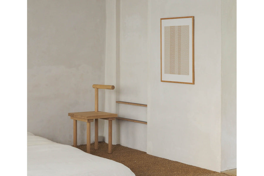 Atelier Cph（アトリエ・シーピーエイチ）は、デンマーク・コペンハーゲンを拠点とするデザインスタジオ兼アートブランドです。ミニマルで構築的なビジュアルを特徴とし、抽象アートやコラージュを中心としたアートポスターを多数手がけています。北欧デザインらしい洗練された感性とバランスの取れた構成美が魅力で、リビング、寝室、書斎、オフィスなど、あらゆる空間に調和と静けさをもたらします。幾何学的なモチーフを用いたアートは、ギャラリーウォールやモダンインテリアのアクセントにも最適。高品質な紙と印刷による仕上がりで、インテリアとしての完成度も高く評価されています。北欧アートポスター、現代アート、ミニマルデザイン、韓国インテリアなど、幅広いスタイルにマッチするスタイリッシュなアートを探している方におすすめです。