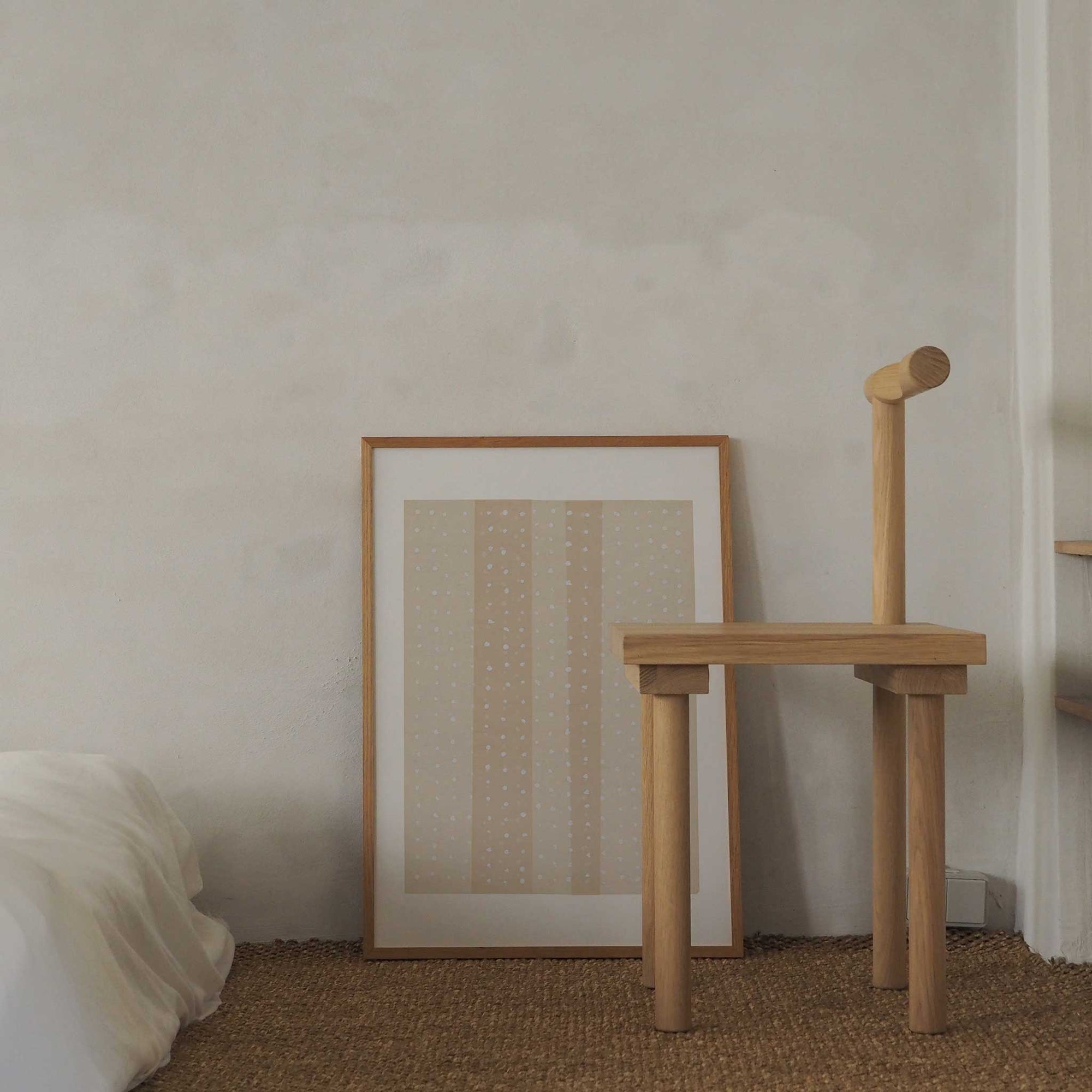 Atelier Cph（アトリエ・シーピーエイチ）は、デンマーク・コペンハーゲンを拠点とするデザインスタジオ兼アートブランドです。ミニマルで構築的なビジュアルを特徴とし、抽象アートやコラージュを中心としたアートポスターを多数手がけています。北欧デザインらしい洗練された感性とバランスの取れた構成美が魅力で、リビング、寝室、書斎、オフィスなど、あらゆる空間に調和と静けさをもたらします。幾何学的なモチーフを用いたアートは、ギャラリーウォールやモダンインテリアのアクセントにも最適。高品質な紙と印刷による仕上がりで、インテリアとしての完成度も高く評価されています。北欧アートポスター、現代アート、ミニマルデザイン、韓国インテリアなど、幅広いスタイルにマッチするスタイリッシュなアートを探している方におすすめです。