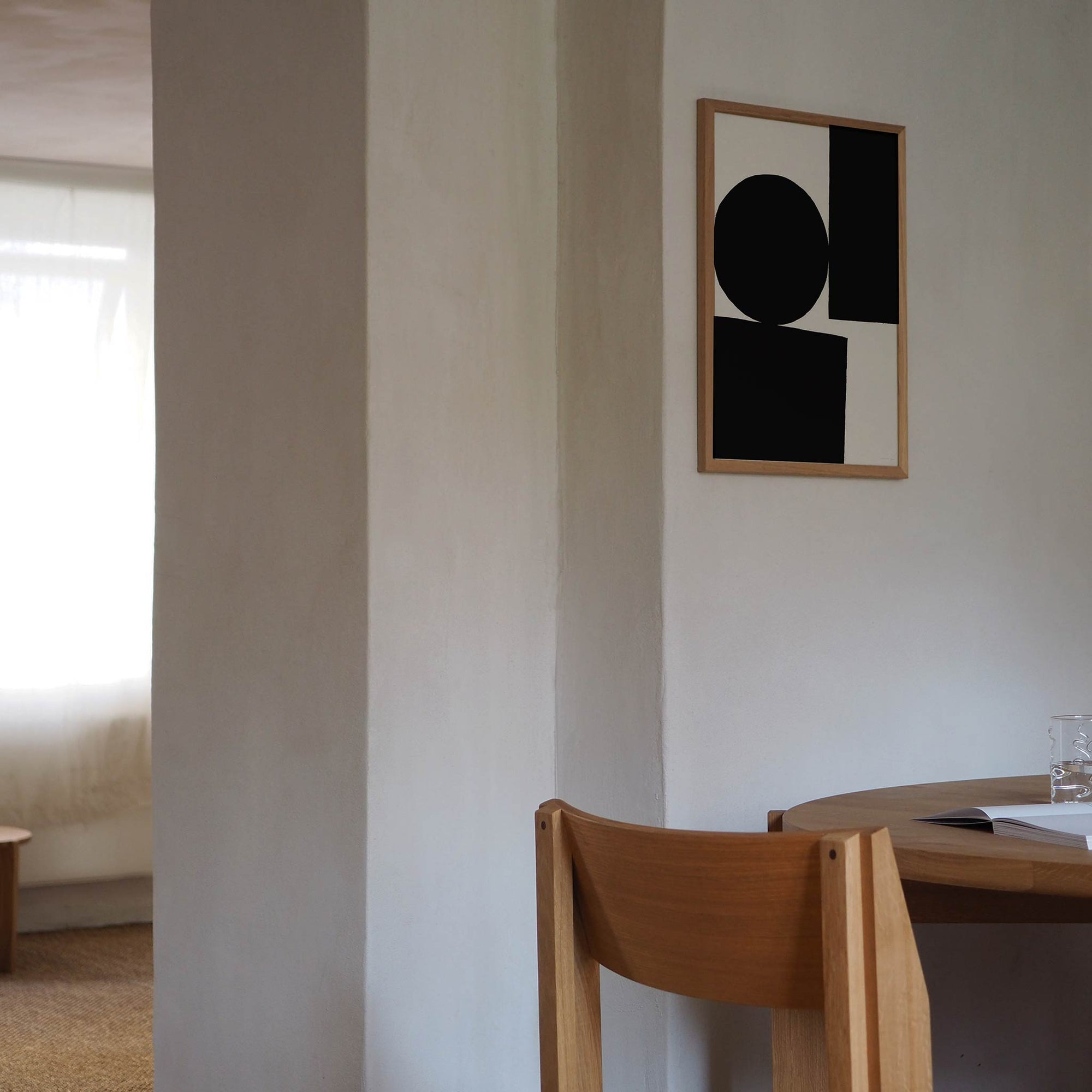 Atelier Cph（アトリエ・シーピーエイチ）は、デンマーク・コペンハーゲンを拠点とするデザインスタジオ兼アートブランドです。ミニマルで構築的なビジュアルを特徴とし、抽象アートやコラージュを中心としたアートポスターを多数手がけています。北欧デザインらしい洗練された感性とバランスの取れた構成美が魅力で、リビング、寝室、書斎、オフィスなど、あらゆる空間に調和と静けさをもたらします。幾何学的なモチーフを用いたアートは、ギャラリーウォールやモダンインテリアのアクセントにも最適。高品質な紙と印刷による仕上がりで、インテリアとしての完成度も高く評価されています。北欧アートポスター、現代アート、ミニマルデザイン、韓国インテリアなど、幅広いスタイルにマッチするスタイリッシュなアートを探している方におすすめです。