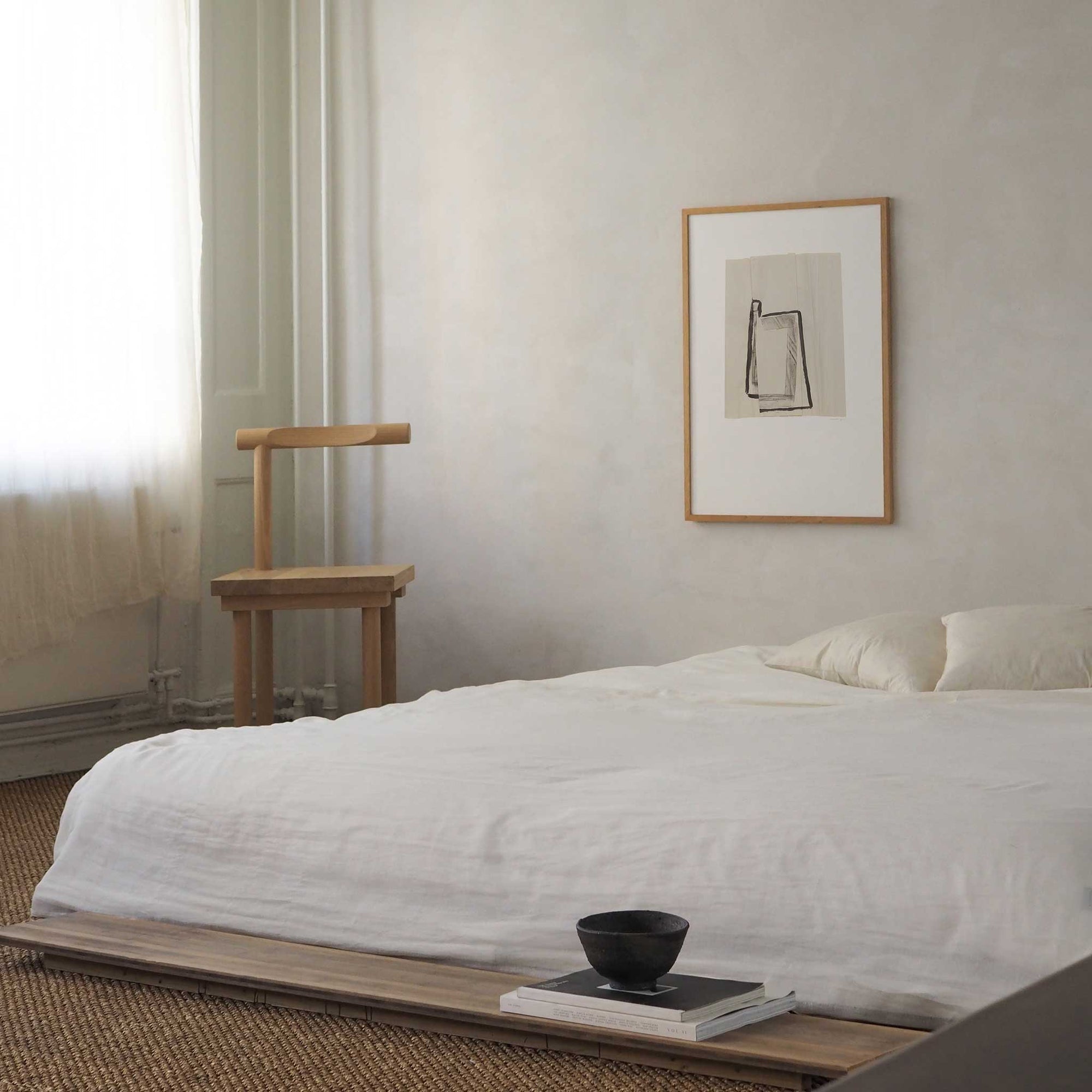 Atelier Cph（アトリエ・シーピーエイチ）は、デンマーク・コペンハーゲンを拠点とするデザインスタジオ兼アートブランドです。ミニマルで構築的なビジュアルを特徴とし、抽象アートやコラージュを中心としたアートポスターを多数手がけています。北欧デザインらしい洗練された感性とバランスの取れた構成美が魅力で、リビング、寝室、書斎、オフィスなど、あらゆる空間に調和と静けさをもたらします。幾何学的なモチーフを用いたアートは、ギャラリーウォールやモダンインテリアのアクセントにも最適。高品質な紙と印刷による仕上がりで、インテリアとしての完成度も高く評価されています。北欧アートポスター、現代アート、ミニマルデザイン、韓国インテリアなど、幅広いスタイルにマッチするスタイリッシュなアートを探している方におすすめです。