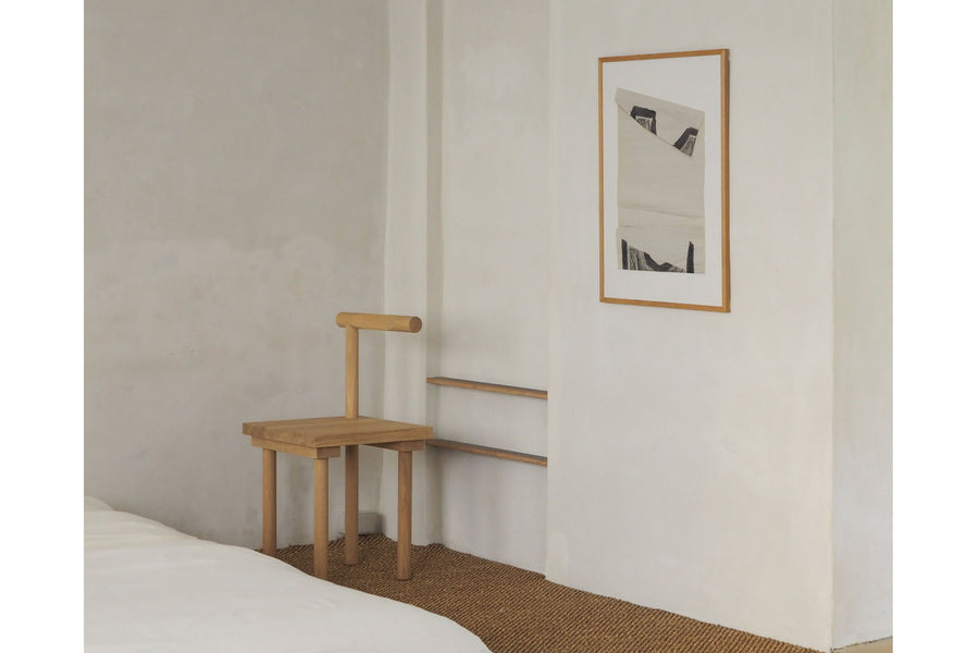 Atelier Cph（アトリエ・シーピーエイチ）は、デンマーク・コペンハーゲンを拠点とするデザインスタジオ兼アートブランドです。ミニマルで構築的なビジュアルを特徴とし、抽象アートやコラージュを中心としたアートポスターを多数手がけています。北欧デザインらしい洗練された感性とバランスの取れた構成美が魅力で、リビング、寝室、書斎、オフィスなど、あらゆる空間に調和と静けさをもたらします。幾何学的なモチーフを用いたアートは、ギャラリーウォールやモダンインテリアのアクセントにも最適。高品質な紙と印刷による仕上がりで、インテリアとしての完成度も高く評価されています。北欧アートポスター、現代アート、ミニマルデザイン、韓国インテリアなど、幅広いスタイルにマッチするスタイリッシュなアートを探している方におすすめです。