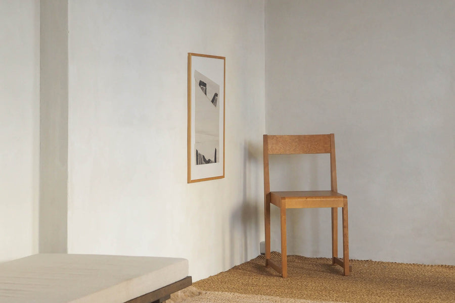 Atelier Cph（アトリエ・シーピーエイチ）は、デンマーク・コペンハーゲンを拠点とするデザインスタジオ兼アートブランドです。ミニマルで構築的なビジュアルを特徴とし、抽象アートやコラージュを中心としたアートポスターを多数手がけています。北欧デザインらしい洗練された感性とバランスの取れた構成美が魅力で、リビング、寝室、書斎、オフィスなど、あらゆる空間に調和と静けさをもたらします。幾何学的なモチーフを用いたアートは、ギャラリーウォールやモダンインテリアのアクセントにも最適。高品質な紙と印刷による仕上がりで、インテリアとしての完成度も高く評価されています。北欧アートポスター、現代アート、ミニマルデザイン、韓国インテリアなど、幅広いスタイルにマッチするスタイリッシュなアートを探している方におすすめです。
