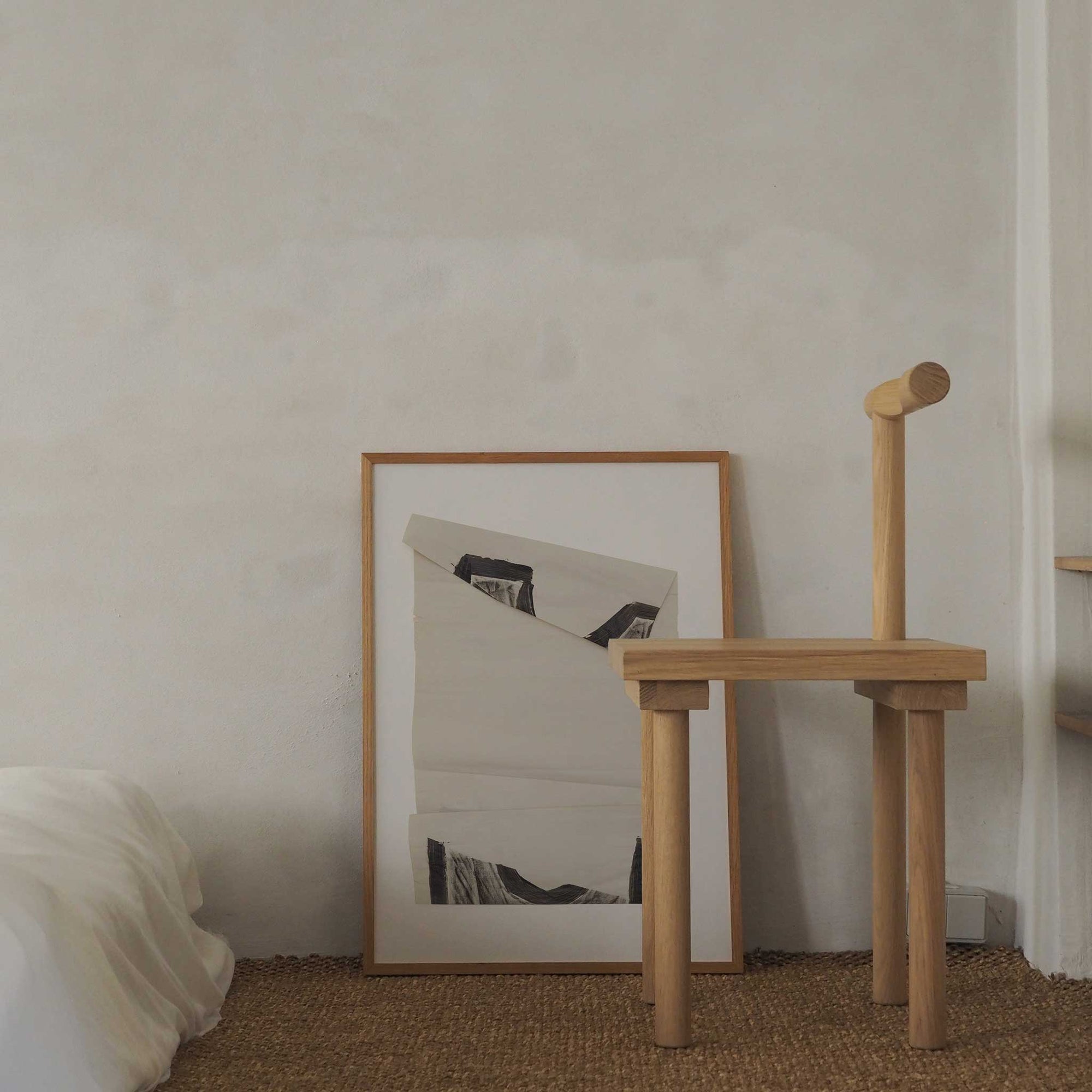 Atelier Cph（アトリエ・シーピーエイチ）は、デンマーク・コペンハーゲンを拠点とするデザインスタジオ兼アートブランドです。ミニマルで構築的なビジュアルを特徴とし、抽象アートやコラージュを中心としたアートポスターを多数手がけています。北欧デザインらしい洗練された感性とバランスの取れた構成美が魅力で、リビング、寝室、書斎、オフィスなど、あらゆる空間に調和と静けさをもたらします。幾何学的なモチーフを用いたアートは、ギャラリーウォールやモダンインテリアのアクセントにも最適。高品質な紙と印刷による仕上がりで、インテリアとしての完成度も高く評価されています。北欧アートポスター、現代アート、ミニマルデザイン、韓国インテリアなど、幅広いスタイルにマッチするスタイリッシュなアートを探している方におすすめです。