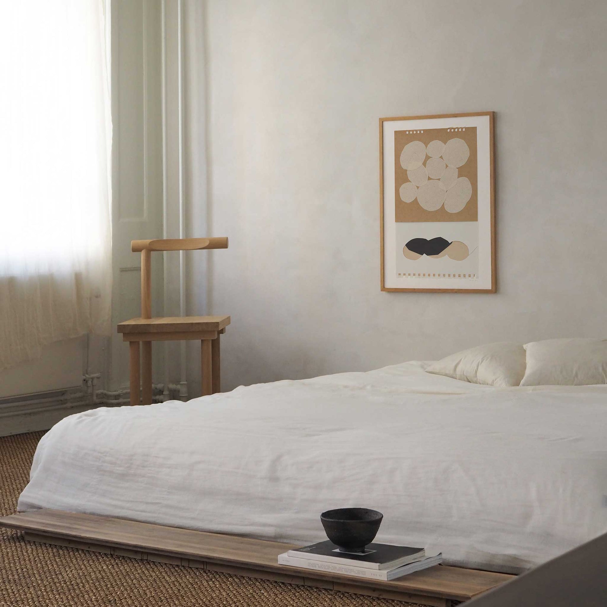 Atelier Cph（アトリエ・シーピーエイチ）は、デンマーク・コペンハーゲンを拠点とするデザインスタジオ兼アートブランドです。ミニマルで構築的なビジュアルを特徴とし、抽象アートやコラージュを中心としたアートポスターを多数手がけています。北欧デザインらしい洗練された感性とバランスの取れた構成美が魅力で、リビング、寝室、書斎、オフィスなど、あらゆる空間に調和と静けさをもたらします。幾何学的なモチーフを用いたアートは、ギャラリーウォールやモダンインテリアのアクセントにも最適。高品質な紙と印刷による仕上がりで、インテリアとしての完成度も高く評価されています。北欧アートポスター、現代アート、ミニマルデザイン、韓国インテリアなど、幅広いスタイルにマッチするスタイリッシュなアートを探している方におすすめです。