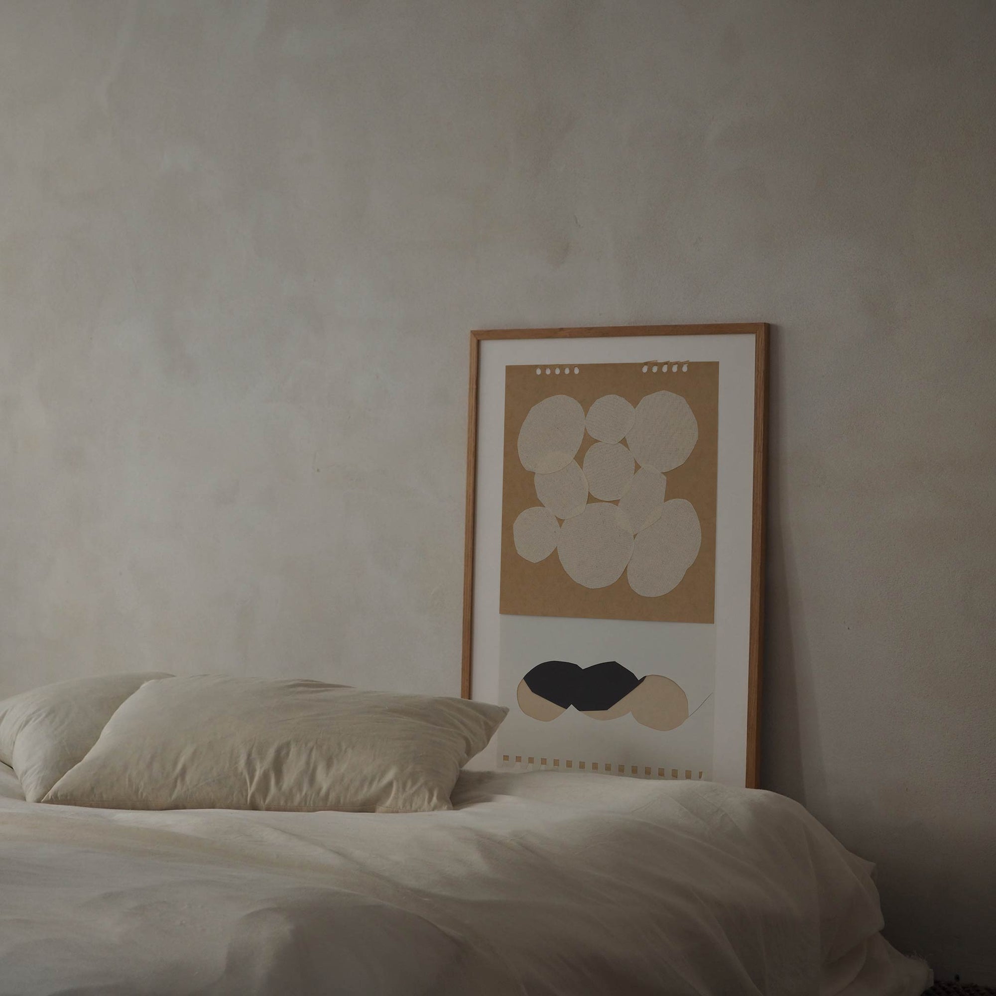 Atelier Cph（アトリエ・シーピーエイチ）は、デンマーク・コペンハーゲンを拠点とするデザインスタジオ兼アートブランドです。ミニマルで構築的なビジュアルを特徴とし、抽象アートやコラージュを中心としたアートポスターを多数手がけています。北欧デザインらしい洗練された感性とバランスの取れた構成美が魅力で、リビング、寝室、書斎、オフィスなど、あらゆる空間に調和と静けさをもたらします。幾何学的なモチーフを用いたアートは、ギャラリーウォールやモダンインテリアのアクセントにも最適。高品質な紙と印刷による仕上がりで、インテリアとしての完成度も高く評価されています。北欧アートポスター、現代アート、ミニマルデザイン、韓国インテリアなど、幅広いスタイルにマッチするスタイリッシュなアートを探している方におすすめです。