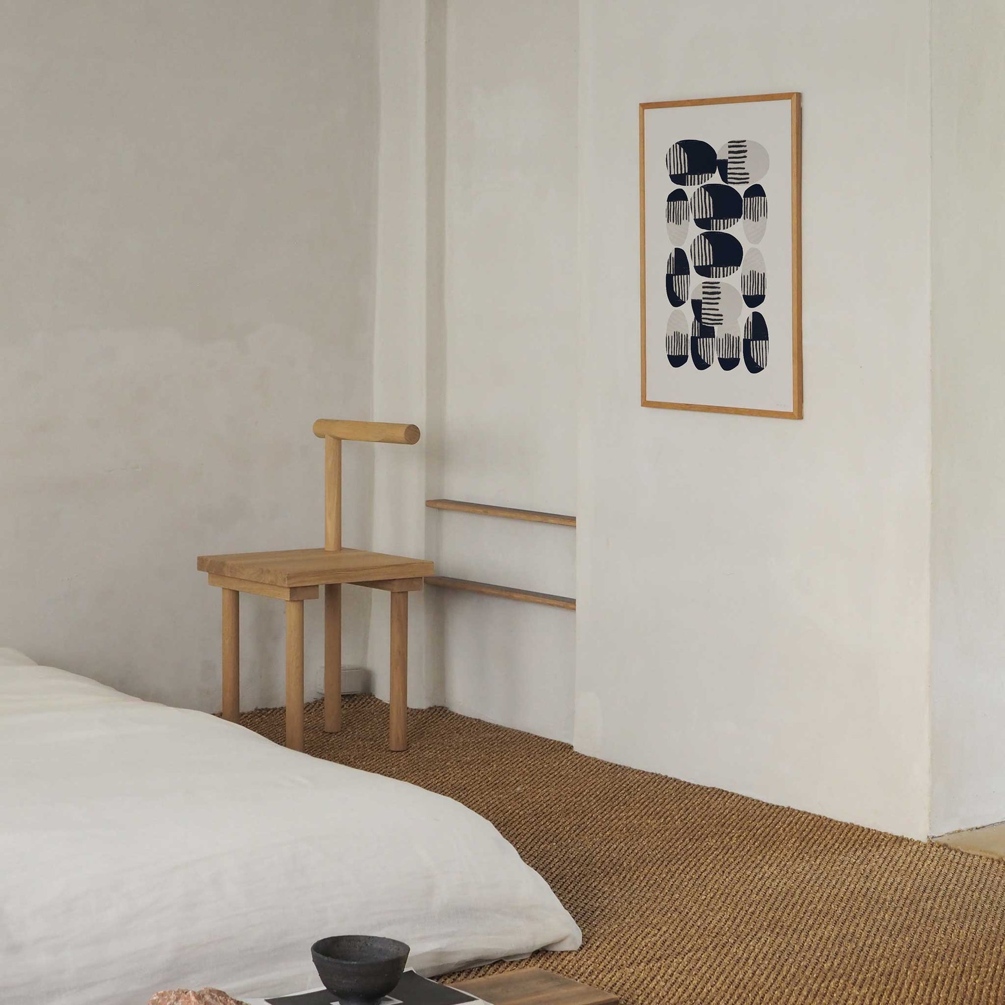 Atelier Cph（アトリエ・シーピーエイチ）は、デンマーク・コペンハーゲンを拠点とするデザインスタジオ兼アートブランドです。ミニマルで構築的なビジュアルを特徴とし、抽象アートやコラージュを中心としたアートポスターを多数手がけています。北欧デザインらしい洗練された感性とバランスの取れた構成美が魅力で、リビング、寝室、書斎、オフィスなど、あらゆる空間に調和と静けさをもたらします。幾何学的なモチーフを用いたアートは、ギャラリーウォールやモダンインテリアのアクセントにも最適。高品質な紙と印刷による仕上がりで、インテリアとしての完成度も高く評価されています。北欧アートポスター、現代アート、ミニマルデザイン、韓国インテリアなど、幅広いスタイルにマッチするスタイリッシュなアートを探している方におすすめです。