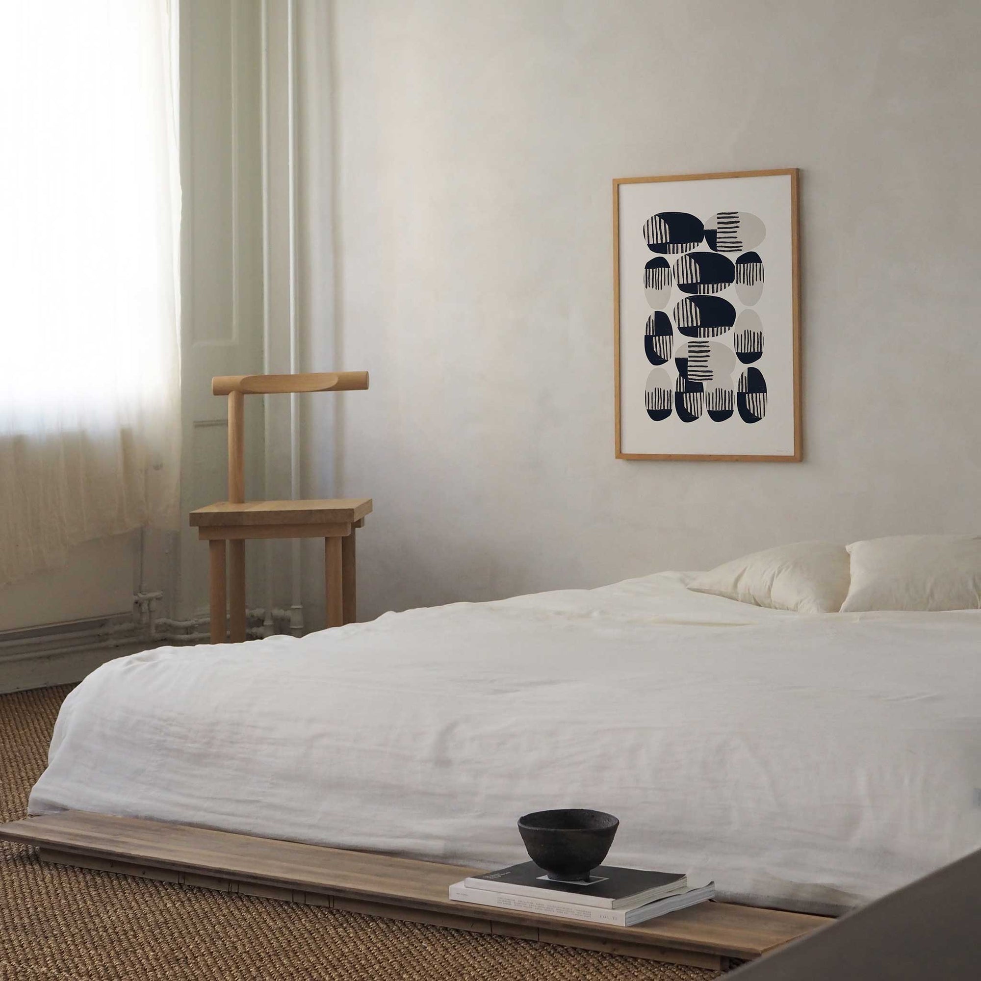 Atelier Cph（アトリエ・シーピーエイチ）は、デンマーク・コペンハーゲンを拠点とするデザインスタジオ兼アートブランドです。ミニマルで構築的なビジュアルを特徴とし、抽象アートやコラージュを中心としたアートポスターを多数手がけています。北欧デザインらしい洗練された感性とバランスの取れた構成美が魅力で、リビング、寝室、書斎、オフィスなど、あらゆる空間に調和と静けさをもたらします。幾何学的なモチーフを用いたアートは、ギャラリーウォールやモダンインテリアのアクセントにも最適。高品質な紙と印刷による仕上がりで、インテリアとしての完成度も高く評価されています。北欧アートポスター、現代アート、ミニマルデザイン、韓国インテリアなど、幅広いスタイルにマッチするスタイリッシュなアートを探している方におすすめです。