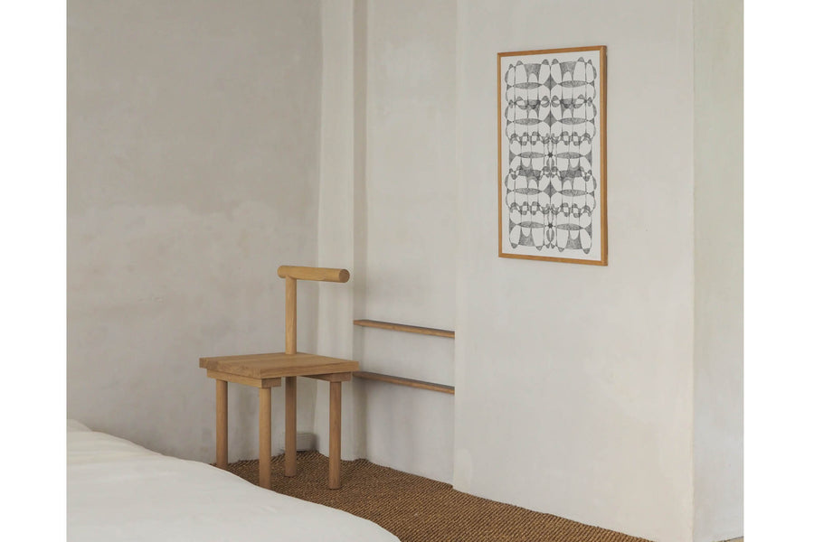 Atelier Cph（アトリエ・シーピーエイチ）は、デンマーク・コペンハーゲンを拠点とするデザインスタジオ兼アートブランドです。ミニマルで構築的なビジュアルを特徴とし、抽象アートやコラージュを中心としたアートポスターを多数手がけています。北欧デザインらしい洗練された感性とバランスの取れた構成美が魅力で、リビング、寝室、書斎、オフィスなど、あらゆる空間に調和と静けさをもたらします。幾何学的なモチーフを用いたアートは、ギャラリーウォールやモダンインテリアのアクセントにも最適。高品質な紙と印刷による仕上がりで、インテリアとしての完成度も高く評価されています。北欧アートポスター、現代アート、ミニマルデザイン、韓国インテリアなど、幅広いスタイルにマッチするスタイリッシュなアートを探している方におすすめです。