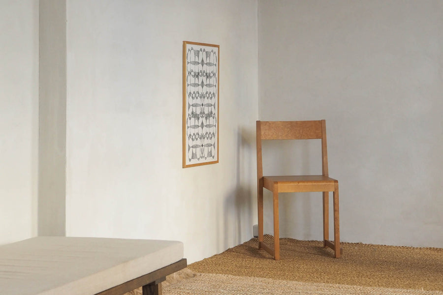 Atelier Cph（アトリエ・シーピーエイチ）は、デンマーク・コペンハーゲンを拠点とするデザインスタジオ兼アートブランドです。ミニマルで構築的なビジュアルを特徴とし、抽象アートやコラージュを中心としたアートポスターを多数手がけています。北欧デザインらしい洗練された感性とバランスの取れた構成美が魅力で、リビング、寝室、書斎、オフィスなど、あらゆる空間に調和と静けさをもたらします。幾何学的なモチーフを用いたアートは、ギャラリーウォールやモダンインテリアのアクセントにも最適。高品質な紙と印刷による仕上がりで、インテリアとしての完成度も高く評価されています。北欧アートポスター、現代アート、ミニマルデザイン、韓国インテリアなど、幅広いスタイルにマッチするスタイリッシュなアートを探している方におすすめです。