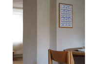 Atelier Cph（アトリエ・シーピーエイチ）は、デンマーク・コペンハーゲンを拠点とするデザインスタジオ兼アートブランドです。ミニマルで構築的なビジュアルを特徴とし、抽象アートやコラージュを中心としたアートポスターを多数手がけています。北欧デザインらしい洗練された感性とバランスの取れた構成美が魅力で、リビング、寝室、書斎、オフィスなど、あらゆる空間に調和と静けさをもたらします。幾何学的なモチーフを用いたアートは、ギャラリーウォールやモダンインテリアのアクセントにも最適。高品質な紙と印刷による仕上がりで、インテリアとしての完成度も高く評価されています。北欧アートポスター、現代アート、ミニマルデザイン、韓国インテリアなど、幅広いスタイルにマッチするスタイリッシュなアートを探している方におすすめです。