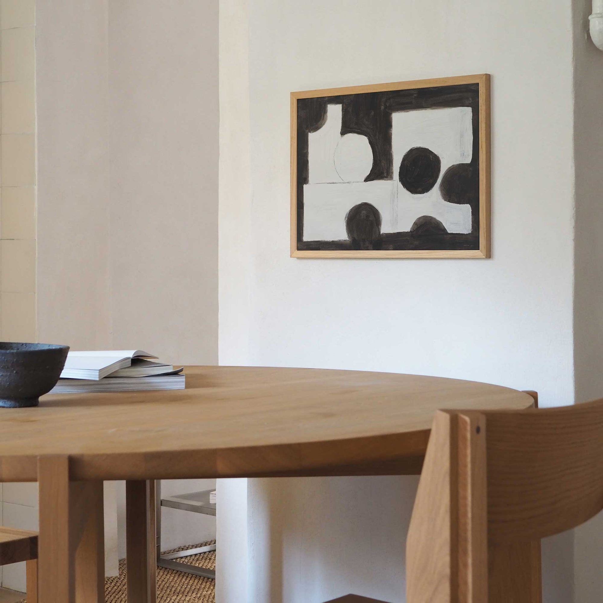 Atelier Cph（アトリエ・シーピーエイチ）は、デンマーク・コペンハーゲンを拠点とするデザインスタジオ兼アートブランドです。ミニマルで構築的なビジュアルを特徴とし、抽象アートやコラージュを中心としたアートポスターを多数手がけています。北欧デザインらしい洗練された感性とバランスの取れた構成美が魅力で、リビング、寝室、書斎、オフィスなど、あらゆる空間に調和と静けさをもたらします。幾何学的なモチーフを用いたアートは、ギャラリーウォールやモダンインテリアのアクセントにも最適。高品質な紙と印刷による仕上がりで、インテリアとしての完成度も高く評価されています。北欧アートポスター、現代アート、ミニマルデザイン、韓国インテリアなど、幅広いスタイルにマッチするスタイリッシュなアートを探している方におすすめです。