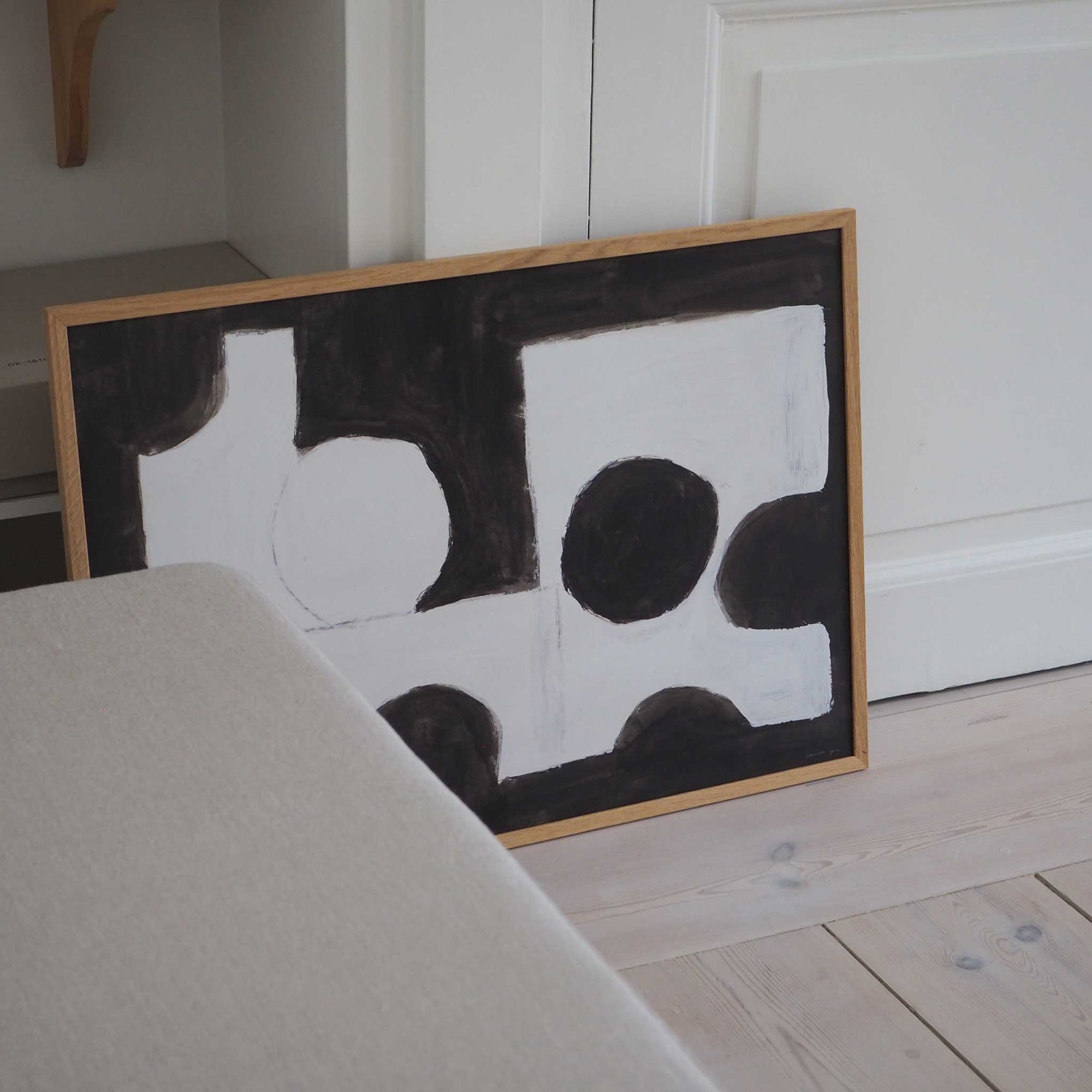 Atelier Cph（アトリエ・シーピーエイチ）は、デンマーク・コペンハーゲンを拠点とするデザインスタジオ兼アートブランドです。ミニマルで構築的なビジュアルを特徴とし、抽象アートやコラージュを中心としたアートポスターを多数手がけています。北欧デザインらしい洗練された感性とバランスの取れた構成美が魅力で、リビング、寝室、書斎、オフィスなど、あらゆる空間に調和と静けさをもたらします。幾何学的なモチーフを用いたアートは、ギャラリーウォールやモダンインテリアのアクセントにも最適。高品質な紙と印刷による仕上がりで、インテリアとしての完成度も高く評価されています。北欧アートポスター、現代アート、ミニマルデザイン、韓国インテリアなど、幅広いスタイルにマッチするスタイリッシュなアートを探している方におすすめです。