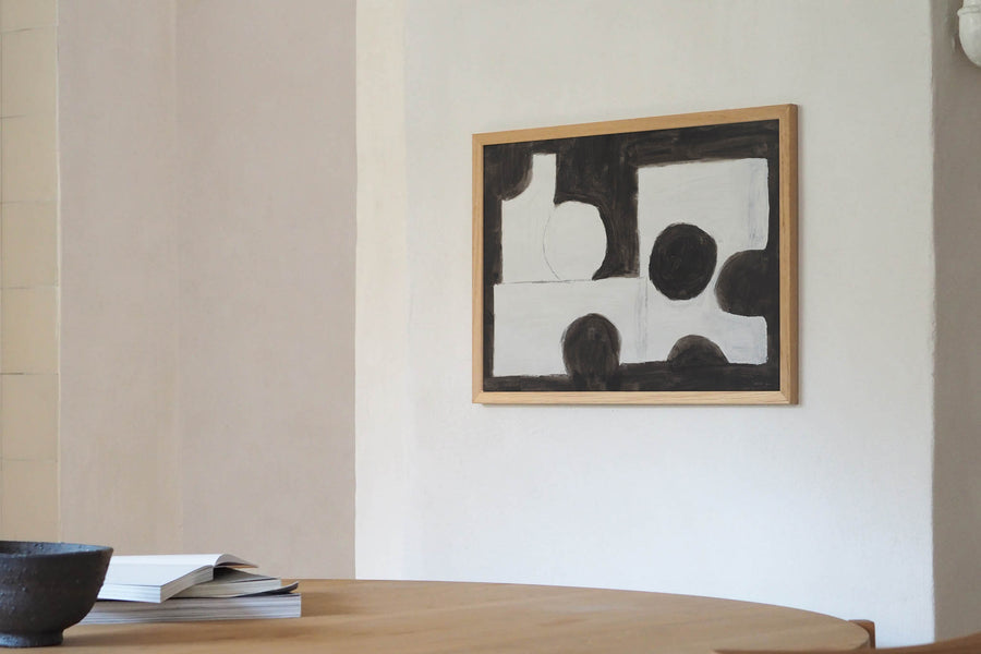 Atelier Cph（アトリエ・シーピーエイチ）は、デンマーク・コペンハーゲンを拠点とするデザインスタジオ兼アートブランドです。ミニマルで構築的なビジュアルを特徴とし、抽象アートやコラージュを中心としたアートポスターを多数手がけています。北欧デザインらしい洗練された感性とバランスの取れた構成美が魅力で、リビング、寝室、書斎、オフィスなど、あらゆる空間に調和と静けさをもたらします。幾何学的なモチーフを用いたアートは、ギャラリーウォールやモダンインテリアのアクセントにも最適。高品質な紙と印刷による仕上がりで、インテリアとしての完成度も高く評価されています。北欧アートポスター、現代アート、ミニマルデザイン、韓国インテリアなど、幅広いスタイルにマッチするスタイリッシュなアートを探している方におすすめです。