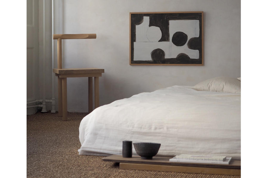 Atelier Cph（アトリエ・シーピーエイチ）は、デンマーク・コペンハーゲンを拠点とするデザインスタジオ兼アートブランドです。ミニマルで構築的なビジュアルを特徴とし、抽象アートやコラージュを中心としたアートポスターを多数手がけています。北欧デザインらしい洗練された感性とバランスの取れた構成美が魅力で、リビング、寝室、書斎、オフィスなど、あらゆる空間に調和と静けさをもたらします。幾何学的なモチーフを用いたアートは、ギャラリーウォールやモダンインテリアのアクセントにも最適。高品質な紙と印刷による仕上がりで、インテリアとしての完成度も高く評価されています。北欧アートポスター、現代アート、ミニマルデザイン、韓国インテリアなど、幅広いスタイルにマッチするスタイリッシュなアートを探している方におすすめです。