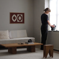 Atelier Cph（アトリエ・シーピーエイチ）は、デンマーク・コペンハーゲンを拠点とするデザインスタジオ兼アートブランドです。ミニマルで構築的なビジュアルを特徴とし、抽象アートやコラージュを中心としたアートポスターを多数手がけています。北欧デザインらしい洗練された感性とバランスの取れた構成美が魅力で、リビング、寝室、書斎、オフィスなど、あらゆる空間に調和と静けさをもたらします。幾何学的なモチーフを用いたアートは、ギャラリーウォールやモダンインテリアのアクセントにも最適。高品質な紙と印刷による仕上がりで、インテリアとしての完成度も高く評価されています。北欧アートポスター、現代アート、ミニマルデザイン、韓国インテリアなど、幅広いスタイルにマッチするスタイリッシュなアートを探している方におすすめです。