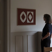 Atelier Cph（アトリエ・シーピーエイチ）は、デンマーク・コペンハーゲンを拠点とするデザインスタジオ兼アートブランドです。ミニマルで構築的なビジュアルを特徴とし、抽象アートやコラージュを中心としたアートポスターを多数手がけています。北欧デザインらしい洗練された感性とバランスの取れた構成美が魅力で、リビング、寝室、書斎、オフィスなど、あらゆる空間に調和と静けさをもたらします。幾何学的なモチーフを用いたアートは、ギャラリーウォールやモダンインテリアのアクセントにも最適。高品質な紙と印刷による仕上がりで、インテリアとしての完成度も高く評価されています。北欧アートポスター、現代アート、ミニマルデザイン、韓国インテリアなど、幅広いスタイルにマッチするスタイリッシュなアートを探している方におすすめです。