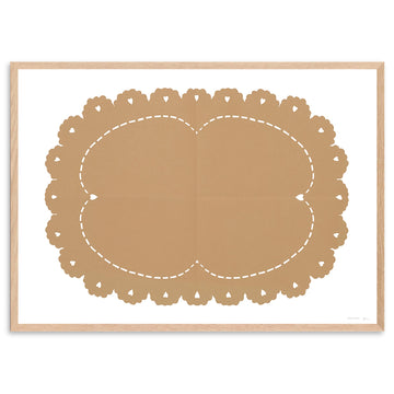 Atelier Cph（アトリエ・シーピーエイチ）は、デンマーク・コペンハーゲンを拠点とするデザインスタジオ兼アートブランドです。ミニマルで構築的なビジュアルを特徴とし、抽象アートやコラージュを中心としたアートポスターを多数手がけています。北欧デザインらしい洗練された感性とバランスの取れた構成美が魅力で、リビング、寝室、書斎、オフィスなど、あらゆる空間に調和と静けさをもたらします。幾何学的なモチーフを用いたアートは、ギャラリーウォールやモダンインテリアのアクセントにも最適。高品質な紙と印刷による仕上がりで、インテリアとしての完成度も高く評価されています。北欧アートポスター、現代アート、ミニマルデザイン、韓国インテリアなど、幅広いスタイルにマッチするスタイリッシュなアートを探している方におすすめです。