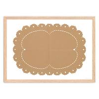 Atelier Cph（アトリエ・シーピーエイチ）は、デンマーク・コペンハーゲンを拠点とするデザインスタジオ兼アートブランドです。ミニマルで構築的なビジュアルを特徴とし、抽象アートやコラージュを中心としたアートポスターを多数手がけています。北欧デザインらしい洗練された感性とバランスの取れた構成美が魅力で、リビング、寝室、書斎、オフィスなど、あらゆる空間に調和と静けさをもたらします。幾何学的なモチーフを用いたアートは、ギャラリーウォールやモダンインテリアのアクセントにも最適。高品質な紙と印刷による仕上がりで、インテリアとしての完成度も高く評価されています。北欧アートポスター、現代アート、ミニマルデザイン、韓国インテリアなど、幅広いスタイルにマッチするスタイリッシュなアートを探している方におすすめです。