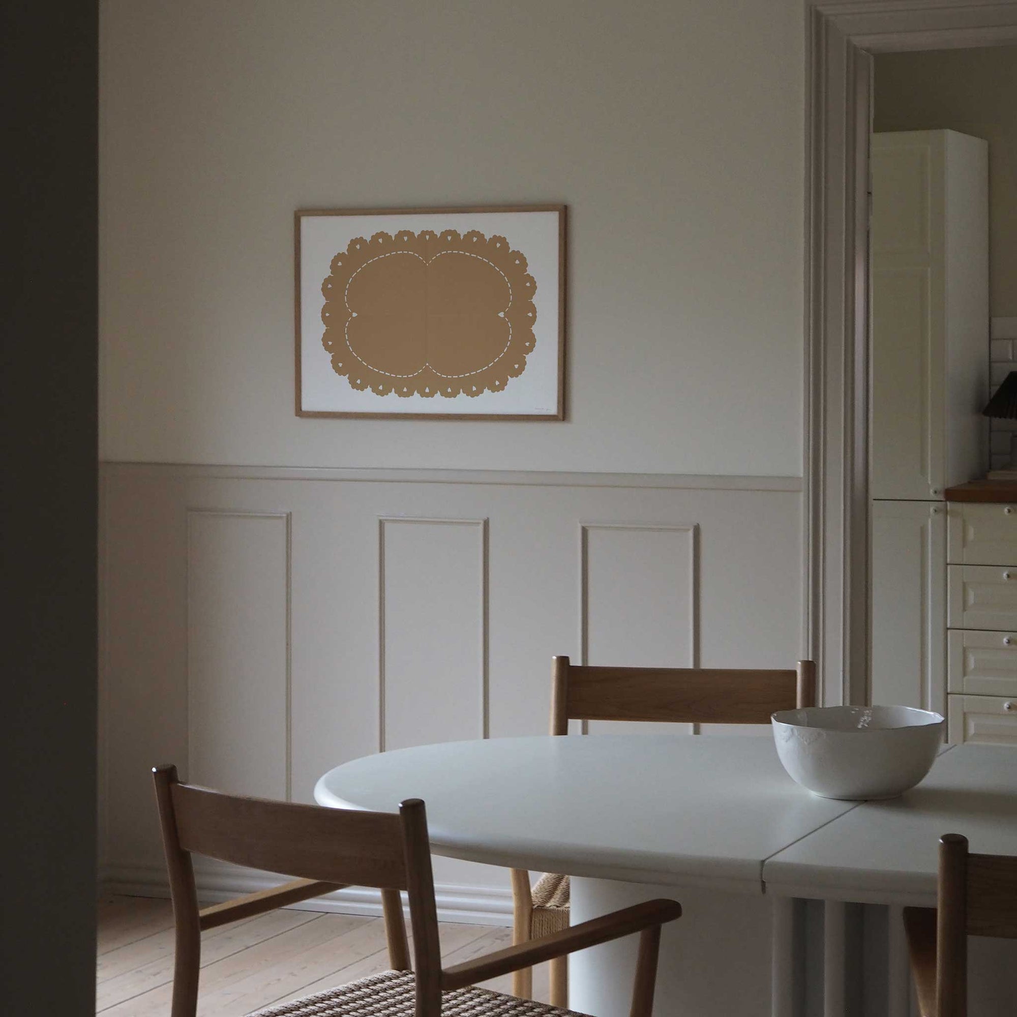 Atelier Cph（アトリエ・シーピーエイチ）は、デンマーク・コペンハーゲンを拠点とするデザインスタジオ兼アートブランドです。ミニマルで構築的なビジュアルを特徴とし、抽象アートやコラージュを中心としたアートポスターを多数手がけています。北欧デザインらしい洗練された感性とバランスの取れた構成美が魅力で、リビング、寝室、書斎、オフィスなど、あらゆる空間に調和と静けさをもたらします。幾何学的なモチーフを用いたアートは、ギャラリーウォールやモダンインテリアのアクセントにも最適。高品質な紙と印刷による仕上がりで、インテリアとしての完成度も高く評価されています。北欧アートポスター、現代アート、ミニマルデザイン、韓国インテリアなど、幅広いスタイルにマッチするスタイリッシュなアートを探している方におすすめです。