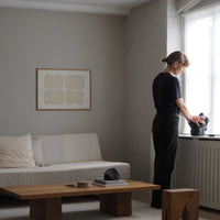 Atelier Cph（アトリエ・シーピーエイチ）は、デンマーク・コペンハーゲンを拠点とするデザインスタジオ兼アートブランドです。ミニマルで構築的なビジュアルを特徴とし、抽象アートやコラージュを中心としたアートポスターを多数手がけています。北欧デザインらしい洗練された感性とバランスの取れた構成美が魅力で、リビング、寝室、書斎、オフィスなど、あらゆる空間に調和と静けさをもたらします。幾何学的なモチーフを用いたアートは、ギャラリーウォールやモダンインテリアのアクセントにも最適。高品質な紙と印刷による仕上がりで、インテリアとしての完成度も高く評価されています。北欧アートポスター、現代アート、ミニマルデザイン、韓国インテリアなど、幅広いスタイルにマッチするスタイリッシュなアートを探している方におすすめです。