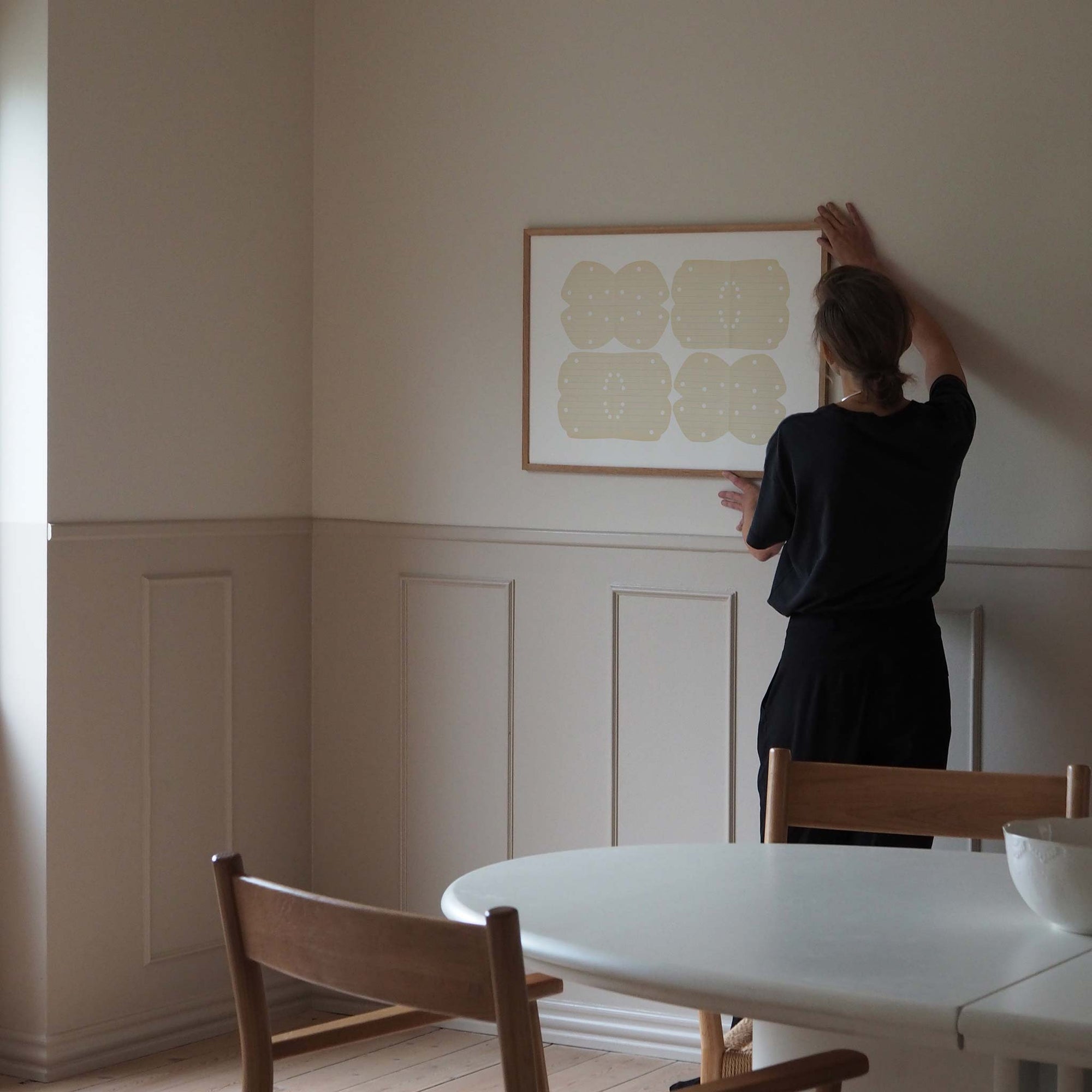 Atelier Cph（アトリエ・シーピーエイチ）は、デンマーク・コペンハーゲンを拠点とするデザインスタジオ兼アートブランドです。ミニマルで構築的なビジュアルを特徴とし、抽象アートやコラージュを中心としたアートポスターを多数手がけています。北欧デザインらしい洗練された感性とバランスの取れた構成美が魅力で、リビング、寝室、書斎、オフィスなど、あらゆる空間に調和と静けさをもたらします。幾何学的なモチーフを用いたアートは、ギャラリーウォールやモダンインテリアのアクセントにも最適。高品質な紙と印刷による仕上がりで、インテリアとしての完成度も高く評価されています。北欧アートポスター、現代アート、ミニマルデザイン、韓国インテリアなど、幅広いスタイルにマッチするスタイリッシュなアートを探している方におすすめです。