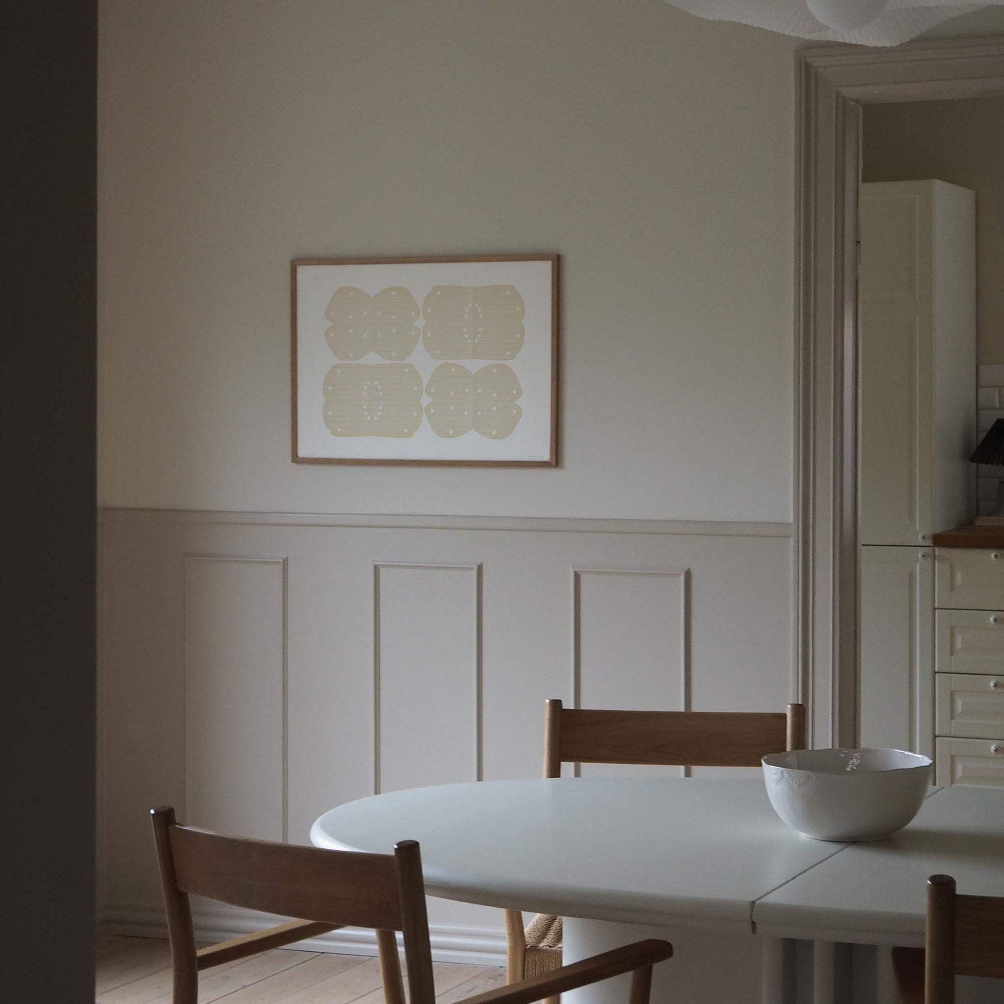 Atelier Cph（アトリエ・シーピーエイチ）は、デンマーク・コペンハーゲンを拠点とするデザインスタジオ兼アートブランドです。ミニマルで構築的なビジュアルを特徴とし、抽象アートやコラージュを中心としたアートポスターを多数手がけています。北欧デザインらしい洗練された感性とバランスの取れた構成美が魅力で、リビング、寝室、書斎、オフィスなど、あらゆる空間に調和と静けさをもたらします。幾何学的なモチーフを用いたアートは、ギャラリーウォールやモダンインテリアのアクセントにも最適。高品質な紙と印刷による仕上がりで、インテリアとしての完成度も高く評価されています。北欧アートポスター、現代アート、ミニマルデザイン、韓国インテリアなど、幅広いスタイルにマッチするスタイリッシュなアートを探している方におすすめです。