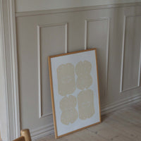 Atelier Cph（アトリエ・シーピーエイチ）は、デンマーク・コペンハーゲンを拠点とするデザインスタジオ兼アートブランドです。ミニマルで構築的なビジュアルを特徴とし、抽象アートやコラージュを中心としたアートポスターを多数手がけています。北欧デザインらしい洗練された感性とバランスの取れた構成美が魅力で、リビング、寝室、書斎、オフィスなど、あらゆる空間に調和と静けさをもたらします。幾何学的なモチーフを用いたアートは、ギャラリーウォールやモダンインテリアのアクセントにも最適。高品質な紙と印刷による仕上がりで、インテリアとしての完成度も高く評価されています。北欧アートポスター、現代アート、ミニマルデザイン、韓国インテリアなど、幅広いスタイルにマッチするスタイリッシュなアートを探している方におすすめです。