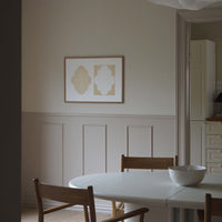 Atelier Cph（アトリエ・シーピーエイチ）は、デンマーク・コペンハーゲンを拠点とするデザインスタジオ兼アートブランドです。ミニマルで構築的なビジュアルを特徴とし、抽象アートやコラージュを中心としたアートポスターを多数手がけています。北欧デザインらしい洗練された感性とバランスの取れた構成美が魅力で、リビング、寝室、書斎、オフィスなど、あらゆる空間に調和と静けさをもたらします。幾何学的なモチーフを用いたアートは、ギャラリーウォールやモダンインテリアのアクセントにも最適。高品質な紙と印刷による仕上がりで、インテリアとしての完成度も高く評価されています。北欧アートポスター、現代アート、ミニマルデザイン、韓国インテリアなど、幅広いスタイルにマッチするスタイリッシュなアートを探している方におすすめです。