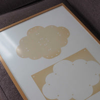 Atelier Cph（アトリエ・シーピーエイチ）は、デンマーク・コペンハーゲンを拠点とするデザインスタジオ兼アートブランドです。ミニマルで構築的なビジュアルを特徴とし、抽象アートやコラージュを中心としたアートポスターを多数手がけています。北欧デザインらしい洗練された感性とバランスの取れた構成美が魅力で、リビング、寝室、書斎、オフィスなど、あらゆる空間に調和と静けさをもたらします。幾何学的なモチーフを用いたアートは、ギャラリーウォールやモダンインテリアのアクセントにも最適。高品質な紙と印刷による仕上がりで、インテリアとしての完成度も高く評価されています。北欧アートポスター、現代アート、ミニマルデザイン、韓国インテリアなど、幅広いスタイルにマッチするスタイリッシュなアートを探している方におすすめです。