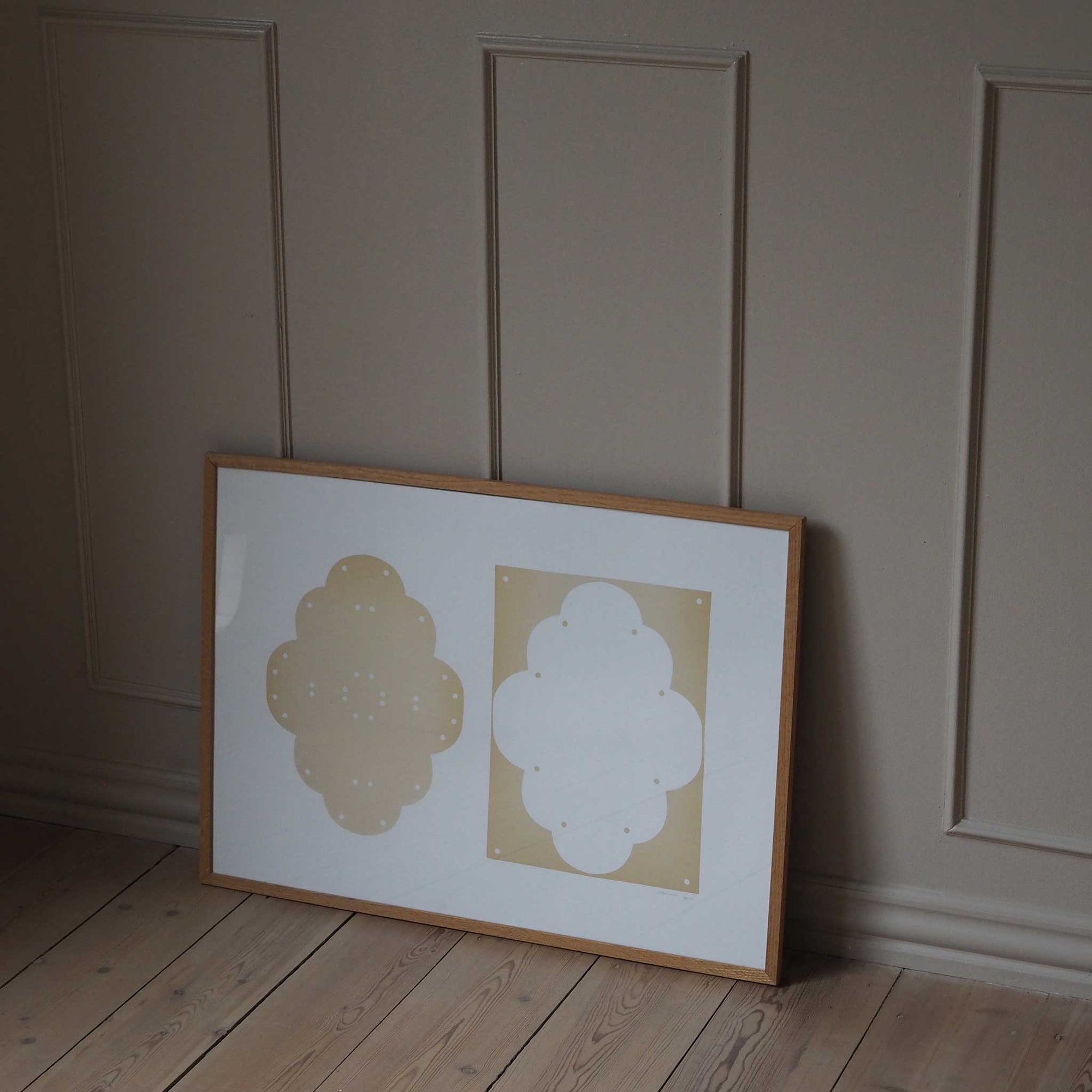 Atelier Cph（アトリエ・シーピーエイチ）は、デンマーク・コペンハーゲンを拠点とするデザインスタジオ兼アートブランドです。ミニマルで構築的なビジュアルを特徴とし、抽象アートやコラージュを中心としたアートポスターを多数手がけています。北欧デザインらしい洗練された感性とバランスの取れた構成美が魅力で、リビング、寝室、書斎、オフィスなど、あらゆる空間に調和と静けさをもたらします。幾何学的なモチーフを用いたアートは、ギャラリーウォールやモダンインテリアのアクセントにも最適。高品質な紙と印刷による仕上がりで、インテリアとしての完成度も高く評価されています。北欧アートポスター、現代アート、ミニマルデザイン、韓国インテリアなど、幅広いスタイルにマッチするスタイリッシュなアートを探している方におすすめです。