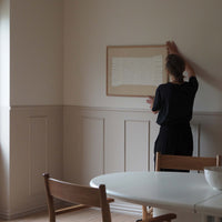 Atelier Cph（アトリエ・シーピーエイチ）は、デンマーク・コペンハーゲンを拠点とするデザインスタジオ兼アートブランドです。ミニマルで構築的なビジュアルを特徴とし、抽象アートやコラージュを中心としたアートポスターを多数手がけています。北欧デザインらしい洗練された感性とバランスの取れた構成美が魅力で、リビング、寝室、書斎、オフィスなど、あらゆる空間に調和と静けさをもたらします。幾何学的なモチーフを用いたアートは、ギャラリーウォールやモダンインテリアのアクセントにも最適。高品質な紙と印刷による仕上がりで、インテリアとしての完成度も高く評価されています。北欧アートポスター、現代アート、ミニマルデザイン、韓国インテリアなど、幅広いスタイルにマッチするスタイリッシュなアートを探している方におすすめです。