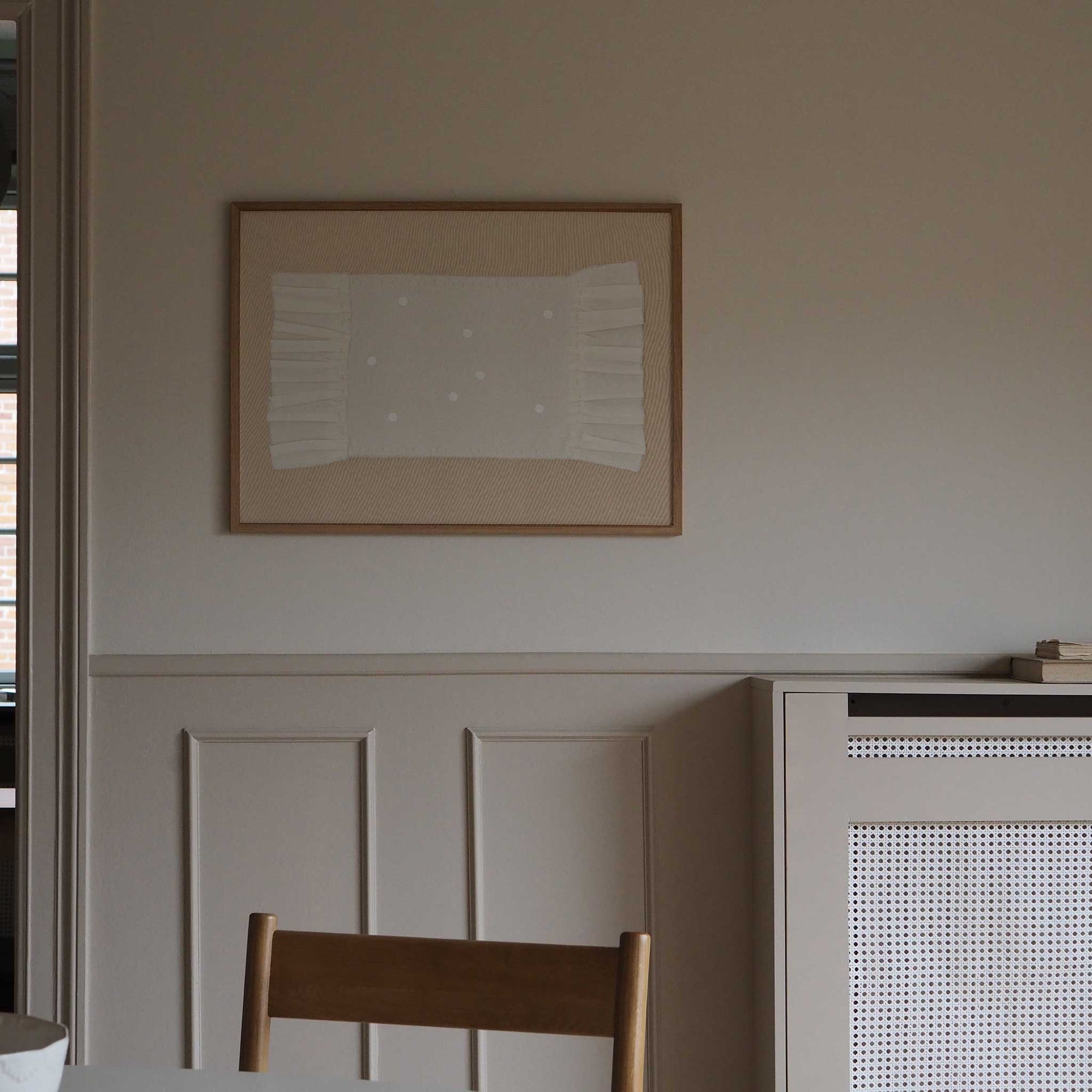 Atelier Cph（アトリエ・シーピーエイチ）は、デンマーク・コペンハーゲンを拠点とするデザインスタジオ兼アートブランドです。ミニマルで構築的なビジュアルを特徴とし、抽象アートやコラージュを中心としたアートポスターを多数手がけています。北欧デザインらしい洗練された感性とバランスの取れた構成美が魅力で、リビング、寝室、書斎、オフィスなど、あらゆる空間に調和と静けさをもたらします。幾何学的なモチーフを用いたアートは、ギャラリーウォールやモダンインテリアのアクセントにも最適。高品質な紙と印刷による仕上がりで、インテリアとしての完成度も高く評価されています。北欧アートポスター、現代アート、ミニマルデザイン、韓国インテリアなど、幅広いスタイルにマッチするスタイリッシュなアートを探している方におすすめです。