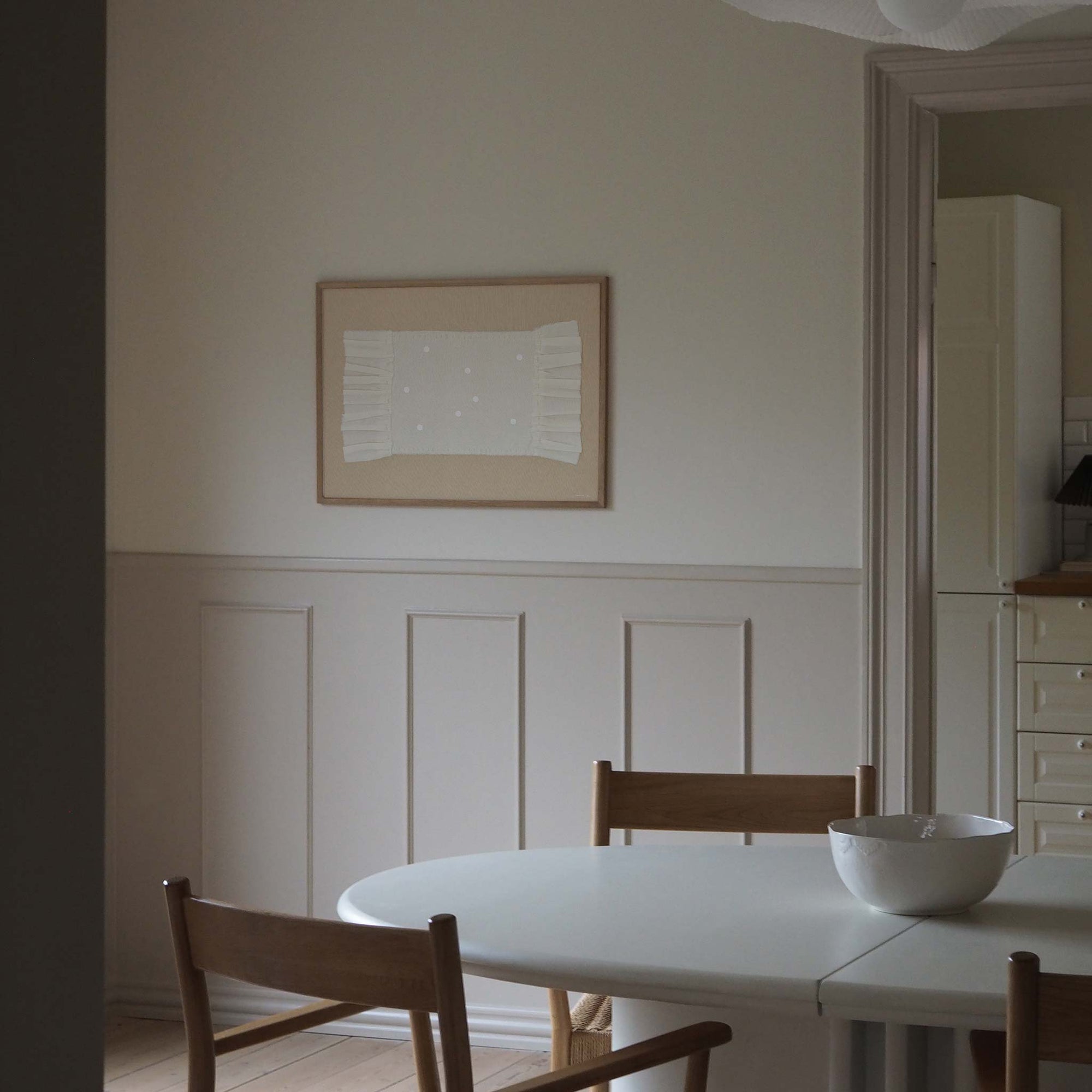 Atelier Cph（アトリエ・シーピーエイチ）は、デンマーク・コペンハーゲンを拠点とするデザインスタジオ兼アートブランドです。ミニマルで構築的なビジュアルを特徴とし、抽象アートやコラージュを中心としたアートポスターを多数手がけています。北欧デザインらしい洗練された感性とバランスの取れた構成美が魅力で、リビング、寝室、書斎、オフィスなど、あらゆる空間に調和と静けさをもたらします。幾何学的なモチーフを用いたアートは、ギャラリーウォールやモダンインテリアのアクセントにも最適。高品質な紙と印刷による仕上がりで、インテリアとしての完成度も高く評価されています。北欧アートポスター、現代アート、ミニマルデザイン、韓国インテリアなど、幅広いスタイルにマッチするスタイリッシュなアートを探している方におすすめです。