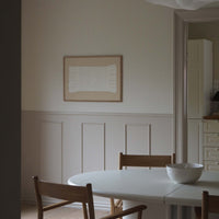 Atelier Cph（アトリエ・シーピーエイチ）は、デンマーク・コペンハーゲンを拠点とするデザインスタジオ兼アートブランドです。ミニマルで構築的なビジュアルを特徴とし、抽象アートやコラージュを中心としたアートポスターを多数手がけています。北欧デザインらしい洗練された感性とバランスの取れた構成美が魅力で、リビング、寝室、書斎、オフィスなど、あらゆる空間に調和と静けさをもたらします。幾何学的なモチーフを用いたアートは、ギャラリーウォールやモダンインテリアのアクセントにも最適。高品質な紙と印刷による仕上がりで、インテリアとしての完成度も高く評価されています。北欧アートポスター、現代アート、ミニマルデザイン、韓国インテリアなど、幅広いスタイルにマッチするスタイリッシュなアートを探している方におすすめです。