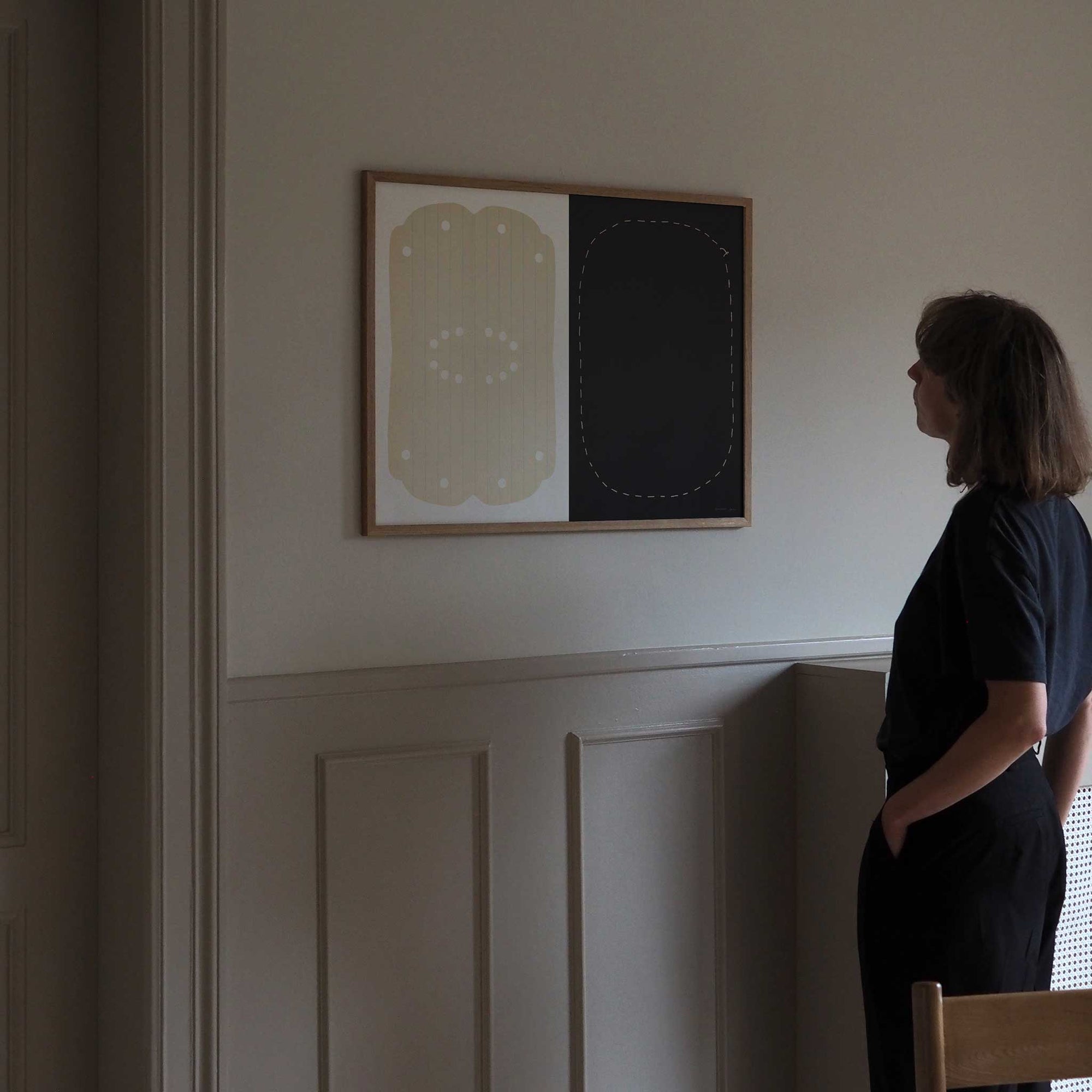 Atelier Cph（アトリエ・シーピーエイチ）は、デンマーク・コペンハーゲンを拠点とするデザインスタジオ兼アートブランドです。ミニマルで構築的なビジュアルを特徴とし、抽象アートやコラージュを中心としたアートポスターを多数手がけています。北欧デザインらしい洗練された感性とバランスの取れた構成美が魅力で、リビング、寝室、書斎、オフィスなど、あらゆる空間に調和と静けさをもたらします。幾何学的なモチーフを用いたアートは、ギャラリーウォールやモダンインテリアのアクセントにも最適。高品質な紙と印刷による仕上がりで、インテリアとしての完成度も高く評価されています。北欧アートポスター、現代アート、ミニマルデザイン、韓国インテリアなど、幅広いスタイルにマッチするスタイリッシュなアートを探している方におすすめです。