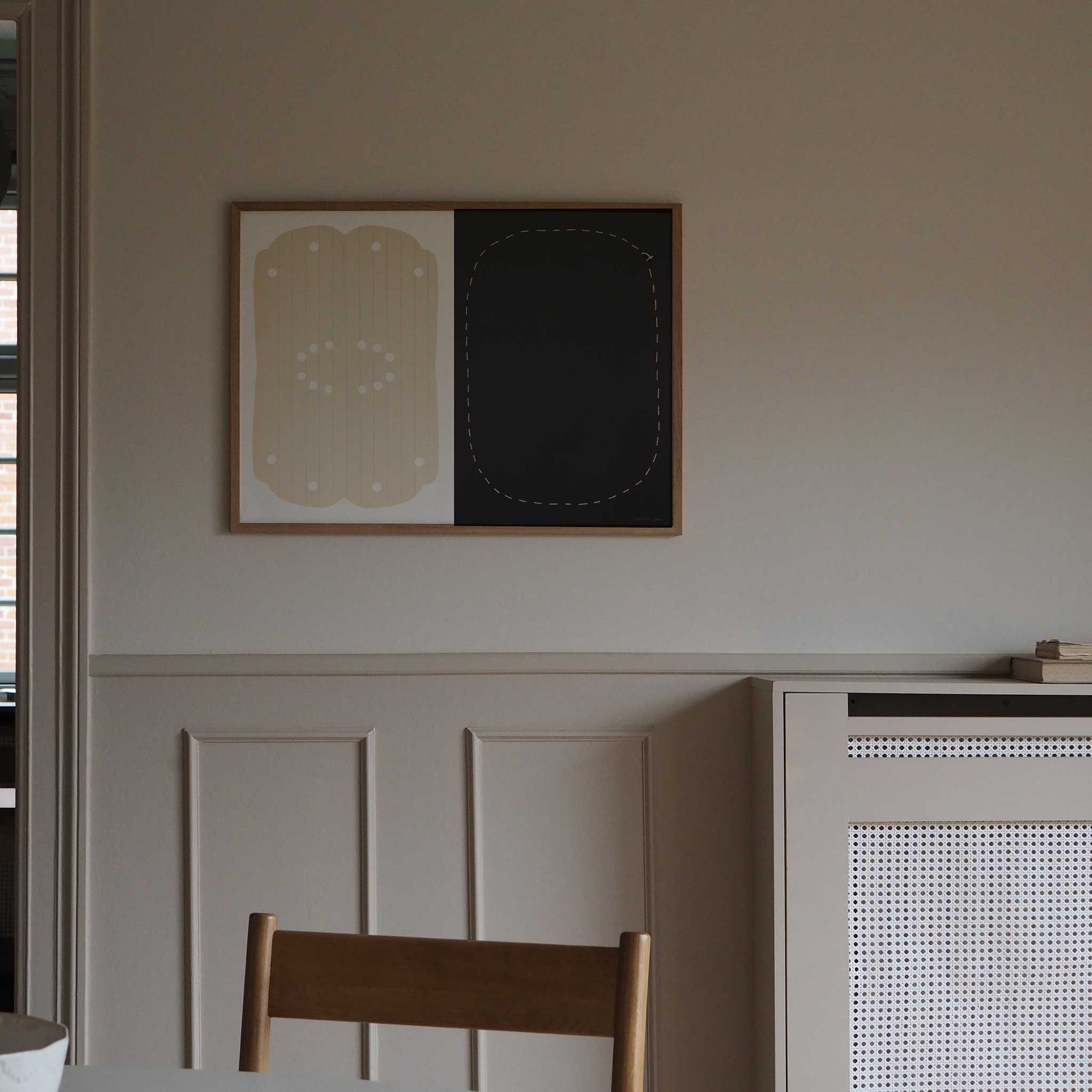 Atelier Cph（アトリエ・シーピーエイチ）は、デンマーク・コペンハーゲンを拠点とするデザインスタジオ兼アートブランドです。ミニマルで構築的なビジュアルを特徴とし、抽象アートやコラージュを中心としたアートポスターを多数手がけています。北欧デザインらしい洗練された感性とバランスの取れた構成美が魅力で、リビング、寝室、書斎、オフィスなど、あらゆる空間に調和と静けさをもたらします。幾何学的なモチーフを用いたアートは、ギャラリーウォールやモダンインテリアのアクセントにも最適。高品質な紙と印刷による仕上がりで、インテリアとしての完成度も高く評価されています。北欧アートポスター、現代アート、ミニマルデザイン、韓国インテリアなど、幅広いスタイルにマッチするスタイリッシュなアートを探している方におすすめです。