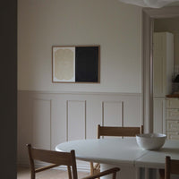 Atelier Cph（アトリエ・シーピーエイチ）は、デンマーク・コペンハーゲンを拠点とするデザインスタジオ兼アートブランドです。ミニマルで構築的なビジュアルを特徴とし、抽象アートやコラージュを中心としたアートポスターを多数手がけています。北欧デザインらしい洗練された感性とバランスの取れた構成美が魅力で、リビング、寝室、書斎、オフィスなど、あらゆる空間に調和と静けさをもたらします。幾何学的なモチーフを用いたアートは、ギャラリーウォールやモダンインテリアのアクセントにも最適。高品質な紙と印刷による仕上がりで、インテリアとしての完成度も高く評価されています。北欧アートポスター、現代アート、ミニマルデザイン、韓国インテリアなど、幅広いスタイルにマッチするスタイリッシュなアートを探している方におすすめです。