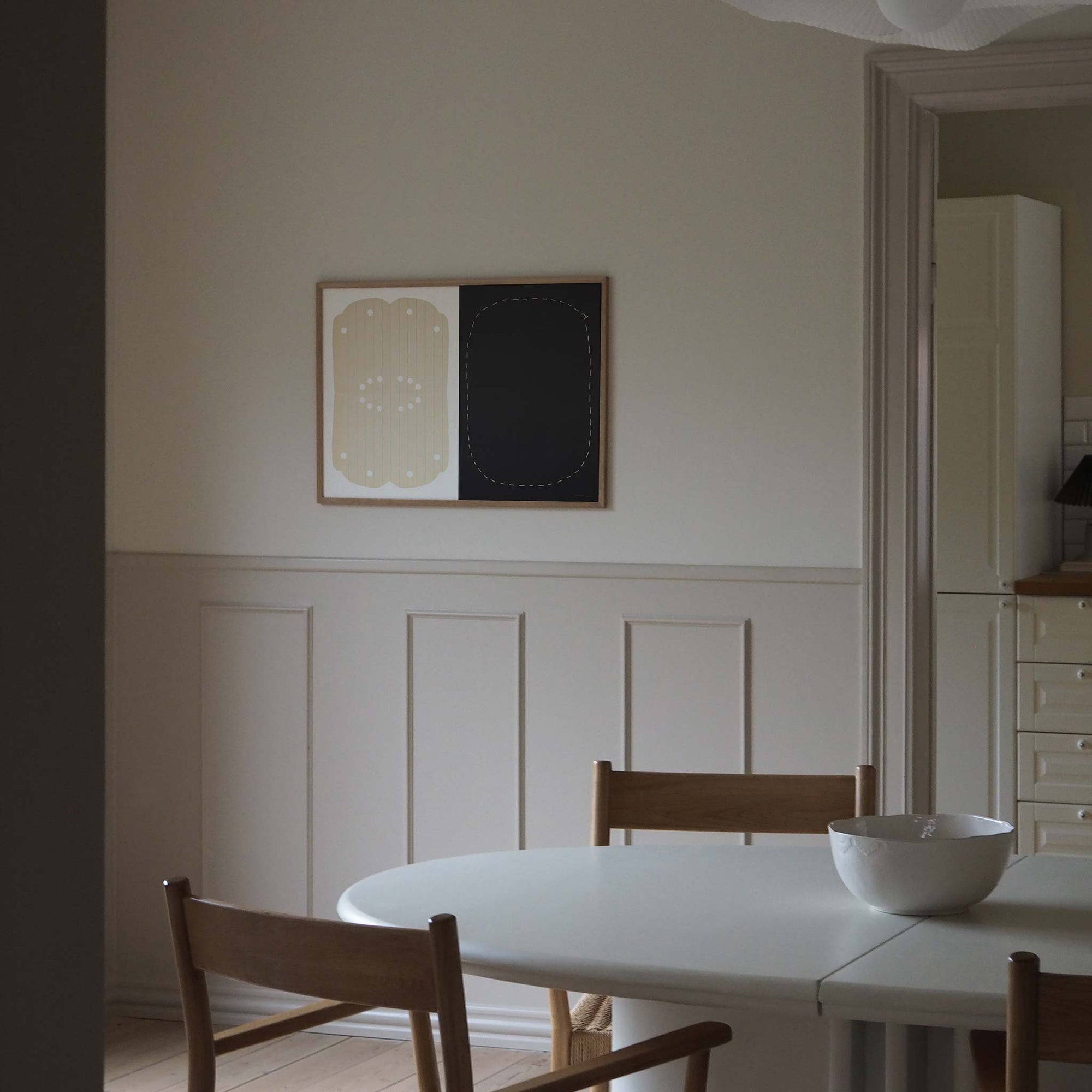 Atelier Cph（アトリエ・シーピーエイチ）は、デンマーク・コペンハーゲンを拠点とするデザインスタジオ兼アートブランドです。ミニマルで構築的なビジュアルを特徴とし、抽象アートやコラージュを中心としたアートポスターを多数手がけています。北欧デザインらしい洗練された感性とバランスの取れた構成美が魅力で、リビング、寝室、書斎、オフィスなど、あらゆる空間に調和と静けさをもたらします。幾何学的なモチーフを用いたアートは、ギャラリーウォールやモダンインテリアのアクセントにも最適。高品質な紙と印刷による仕上がりで、インテリアとしての完成度も高く評価されています。北欧アートポスター、現代アート、ミニマルデザイン、韓国インテリアなど、幅広いスタイルにマッチするスタイリッシュなアートを探している方におすすめです。