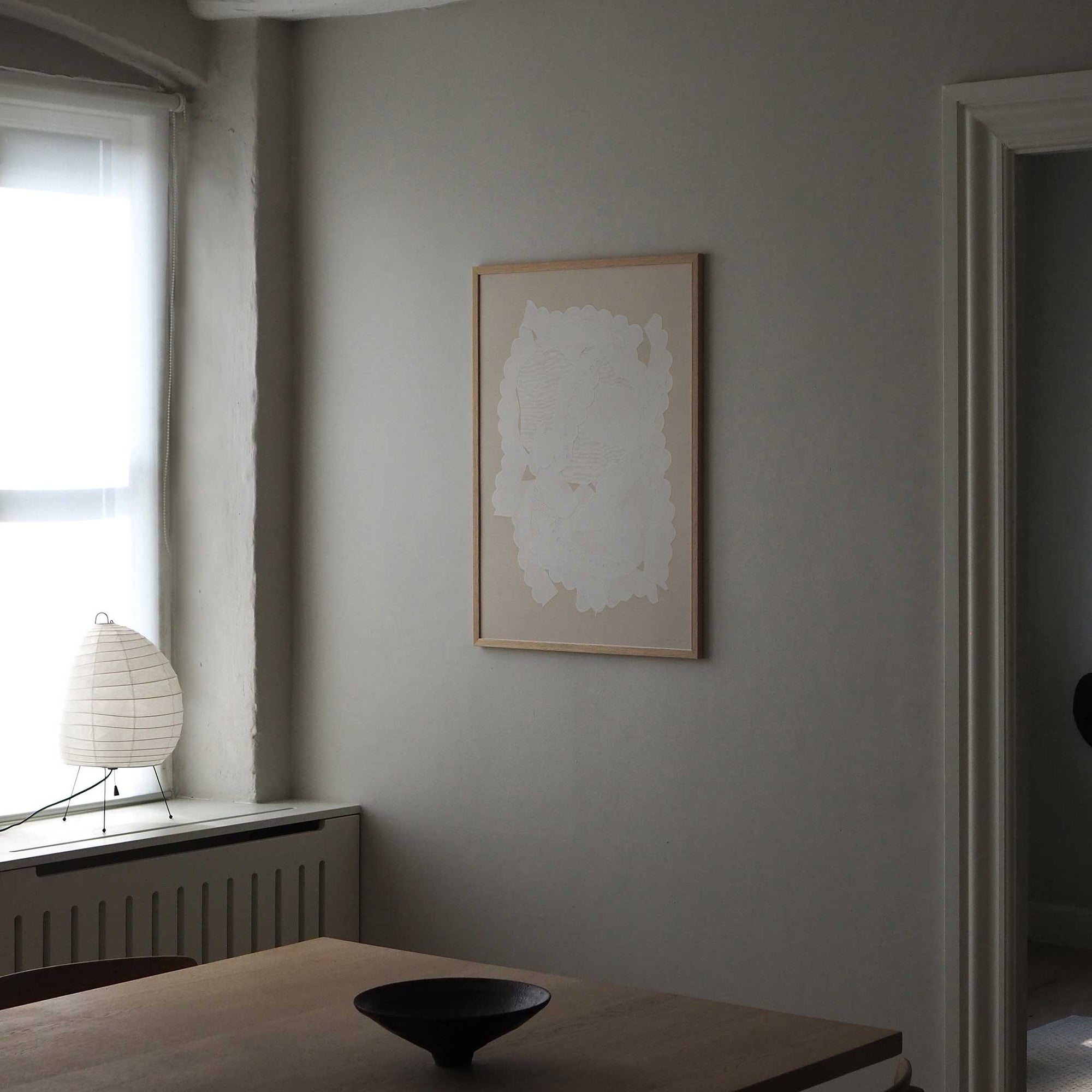 Atelier Cph（アトリエ・シーピーエイチ）は、デンマーク・コペンハーゲンを拠点とするデザインスタジオ兼アートブランドです。ミニマルで構築的なビジュアルを特徴とし、抽象アートやコラージュを中心としたアートポスターを多数手がけています。北欧デザインらしい洗練された感性とバランスの取れた構成美が魅力で、リビング、寝室、書斎、オフィスなど、あらゆる空間に調和と静けさをもたらします。幾何学的なモチーフを用いたアートは、ギャラリーウォールやモダンインテリアのアクセントにも最適。高品質な紙と印刷による仕上がりで、インテリアとしての完成度も高く評価されています。北欧アートポスター、現代アート、ミニマルデザイン、韓国インテリアなど、幅広いスタイルにマッチするスタイリッシュなアートを探している方におすすめです。