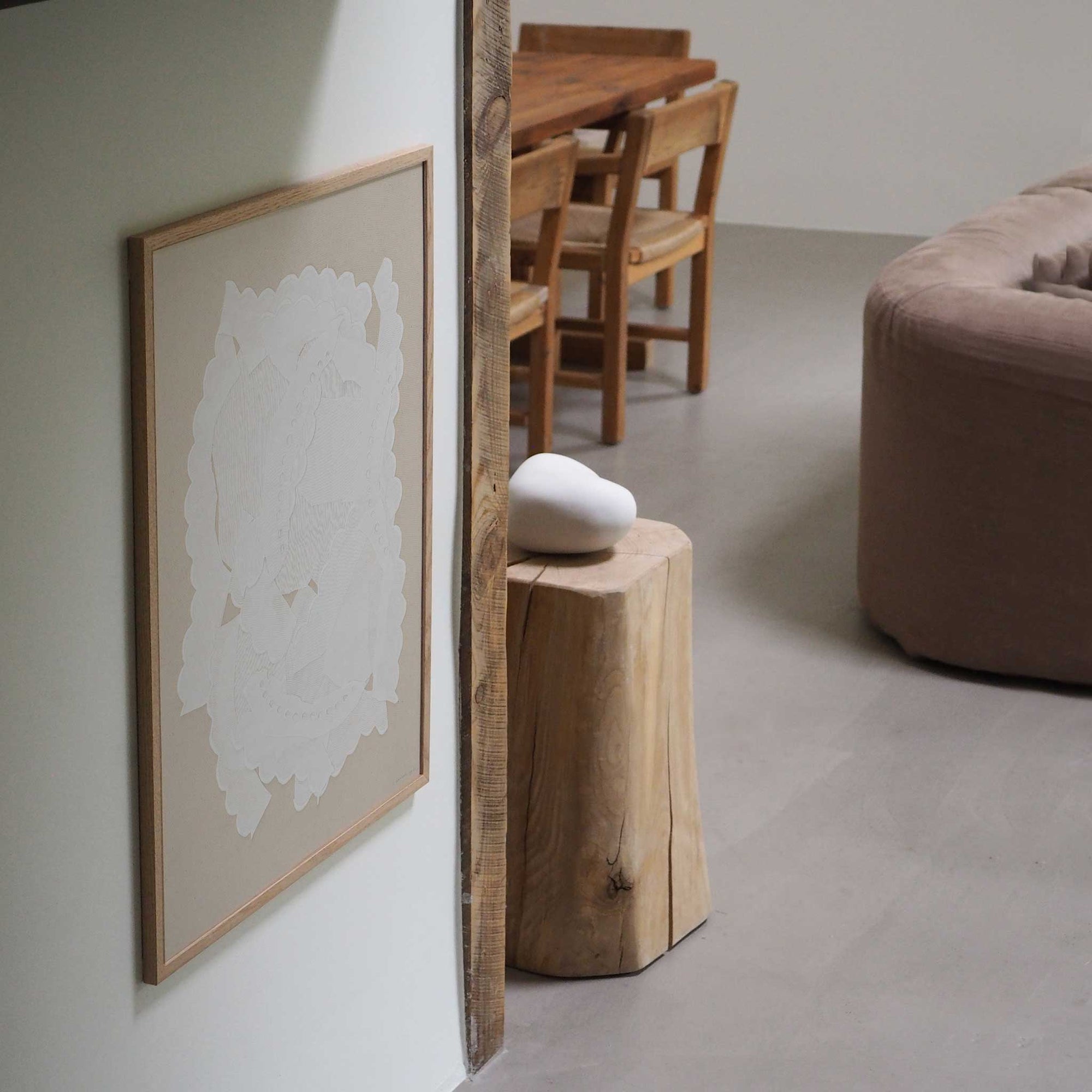 Atelier Cph（アトリエ・シーピーエイチ）は、デンマーク・コペンハーゲンを拠点とするデザインスタジオ兼アートブランドです。ミニマルで構築的なビジュアルを特徴とし、抽象アートやコラージュを中心としたアートポスターを多数手がけています。北欧デザインらしい洗練された感性とバランスの取れた構成美が魅力で、リビング、寝室、書斎、オフィスなど、あらゆる空間に調和と静けさをもたらします。幾何学的なモチーフを用いたアートは、ギャラリーウォールやモダンインテリアのアクセントにも最適。高品質な紙と印刷による仕上がりで、インテリアとしての完成度も高く評価されています。北欧アートポスター、現代アート、ミニマルデザイン、韓国インテリアなど、幅広いスタイルにマッチするスタイリッシュなアートを探している方におすすめです。