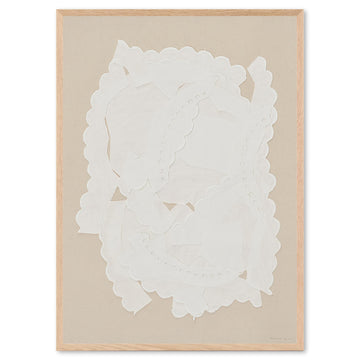 Atelier Cph（アトリエ・シーピーエイチ）は、デンマーク・コペンハーゲンを拠点とするデザインスタジオ兼アートブランドです。ミニマルで構築的なビジュアルを特徴とし、抽象アートやコラージュを中心としたアートポスターを多数手がけています。北欧デザインらしい洗練された感性とバランスの取れた構成美が魅力で、リビング、寝室、書斎、オフィスなど、あらゆる空間に調和と静けさをもたらします。幾何学的なモチーフを用いたアートは、ギャラリーウォールやモダンインテリアのアクセントにも最適。高品質な紙と印刷による仕上がりで、インテリアとしての完成度も高く評価されています。北欧アートポスター、現代アート、ミニマルデザイン、韓国インテリアなど、幅広いスタイルにマッチするスタイリッシュなアートを探している方におすすめです。