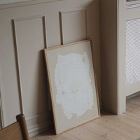 Atelier Cph（アトリエ・シーピーエイチ）は、デンマーク・コペンハーゲンを拠点とするデザインスタジオ兼アートブランドです。ミニマルで構築的なビジュアルを特徴とし、抽象アートやコラージュを中心としたアートポスターを多数手がけています。北欧デザインらしい洗練された感性とバランスの取れた構成美が魅力で、リビング、寝室、書斎、オフィスなど、あらゆる空間に調和と静けさをもたらします。幾何学的なモチーフを用いたアートは、ギャラリーウォールやモダンインテリアのアクセントにも最適。高品質な紙と印刷による仕上がりで、インテリアとしての完成度も高く評価されています。北欧アートポスター、現代アート、ミニマルデザイン、韓国インテリアなど、幅広いスタイルにマッチするスタイリッシュなアートを探している方におすすめです。